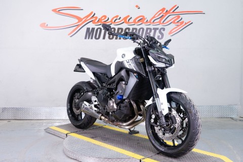 2017 Yamaha FZ-09 in Sacramento, California - Photo 2