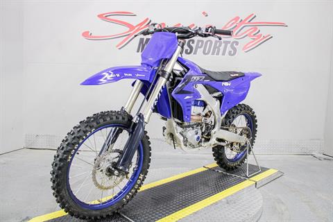 YAM001045 - 2023 - Yamaha Motor Corp., USA - YZ450F Front Left Side View - Photo 9