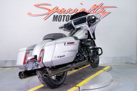 2023 Harley-Davidson CVO™ Street Glide® in Sacramento, California - Photo 6