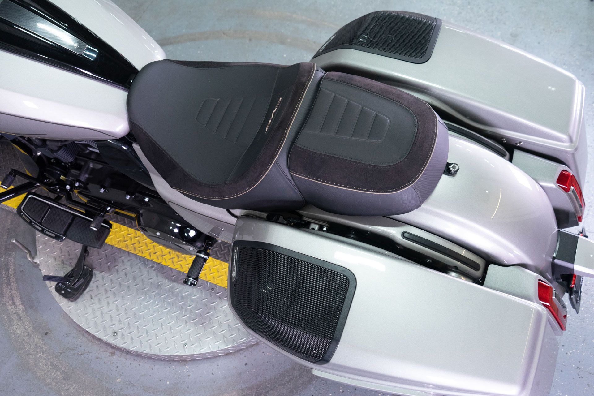 2023 Harley-Davidson CVO™ Street Glide® in Sacramento, California - Photo 16