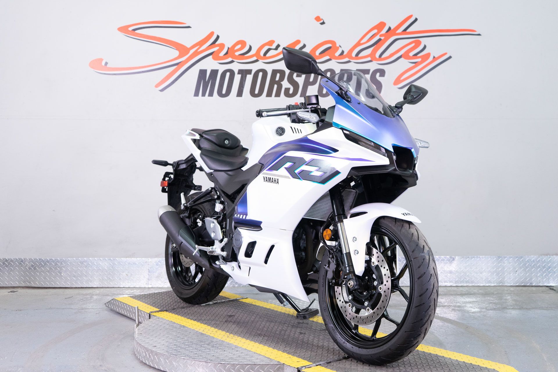 2025 Yamaha YZF-R3 in Sacramento, California - Photo 2