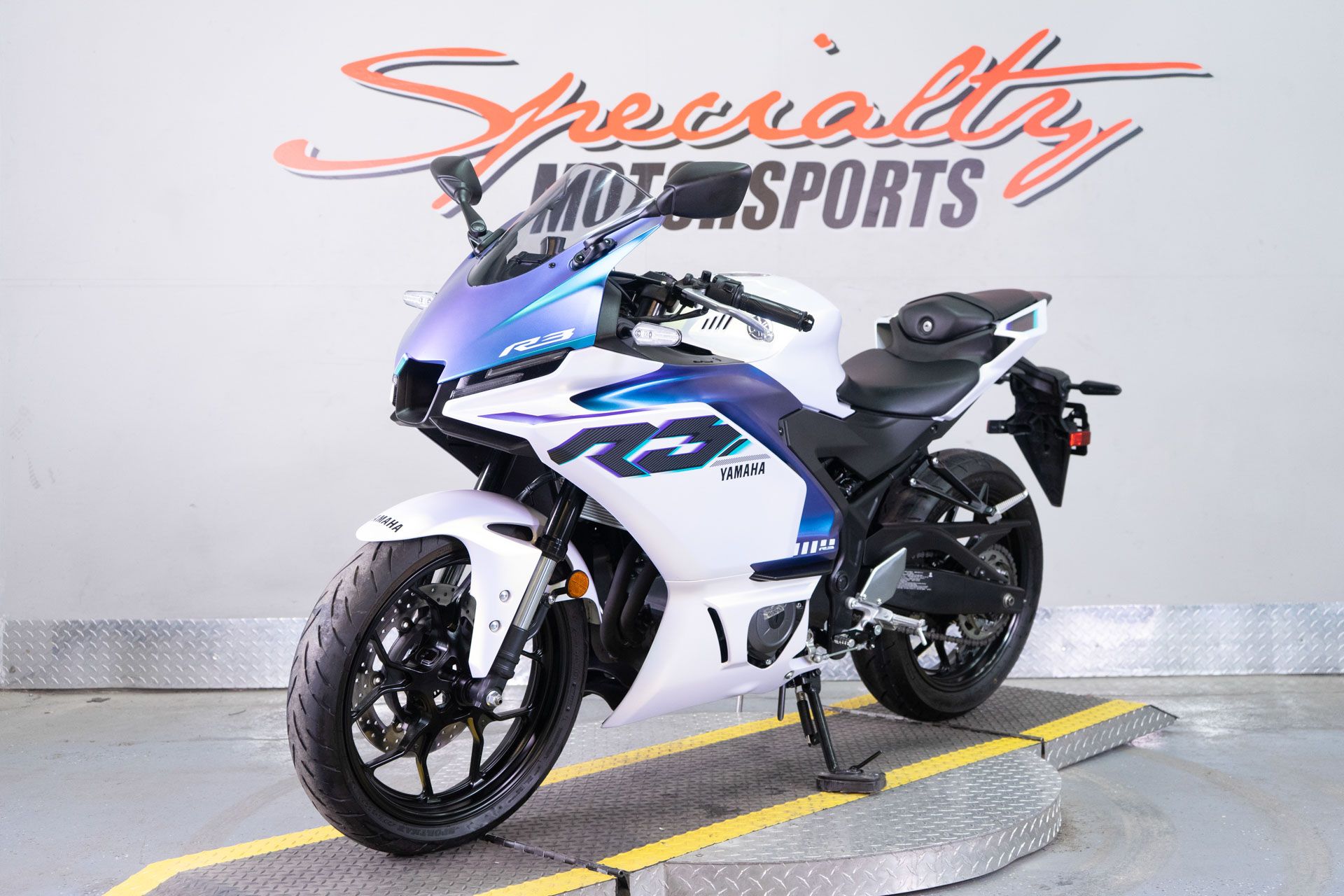 2025 Yamaha YZF-R3 in Sacramento, California - Photo 3