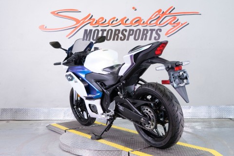 2025 Yamaha YZF-R3 in Sacramento, California - Photo 5