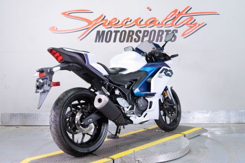 2025 Yamaha YZF-R3 in Sacramento, California - Photo 6