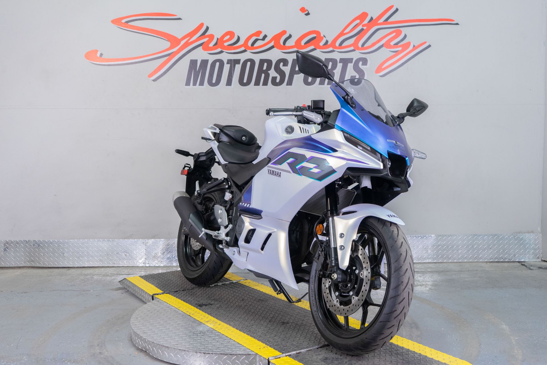 2025 Yamaha YZF-R3 in Sacramento, California - Photo 2