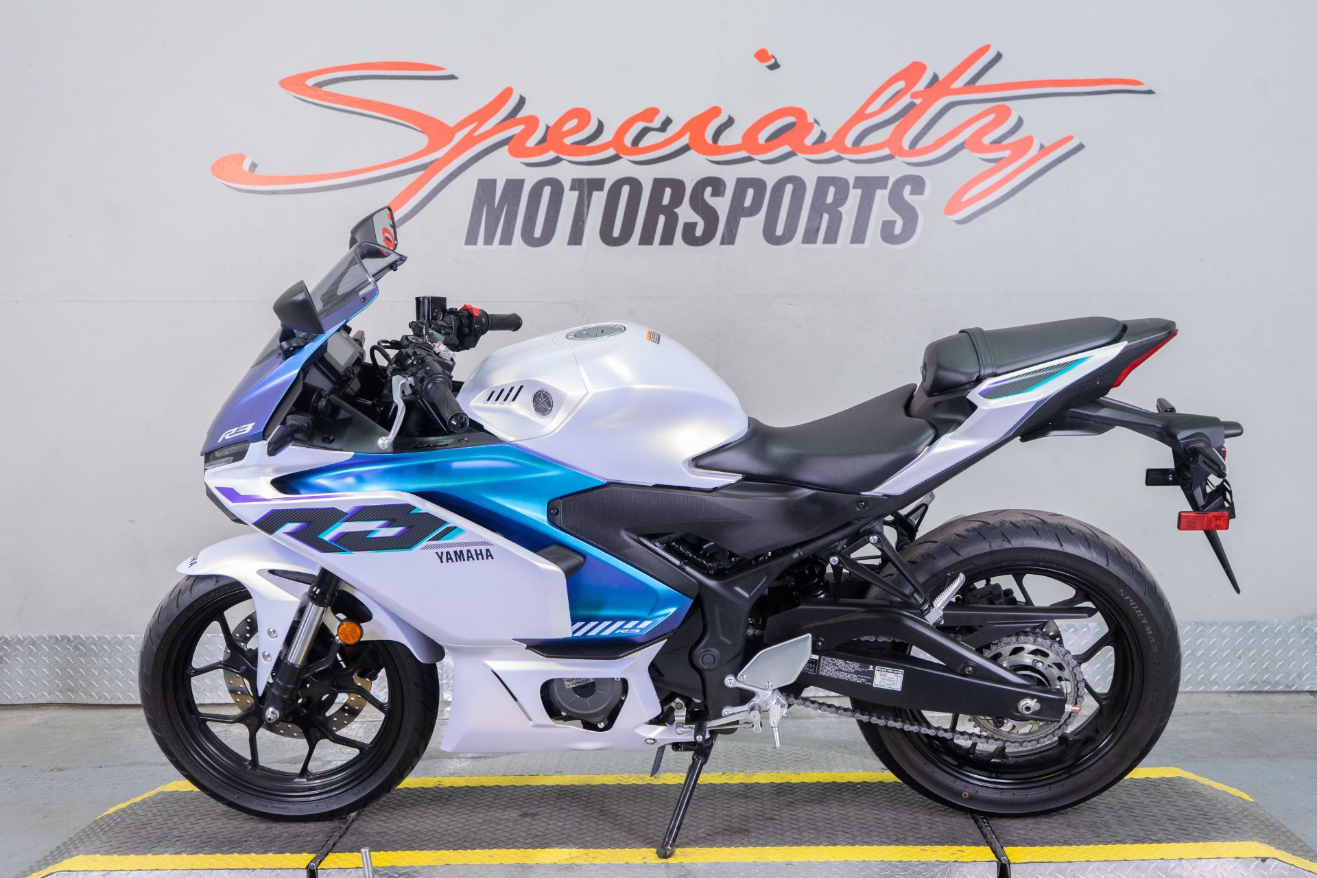 2025 Yamaha YZF-R3 in Sacramento, California - Photo 4