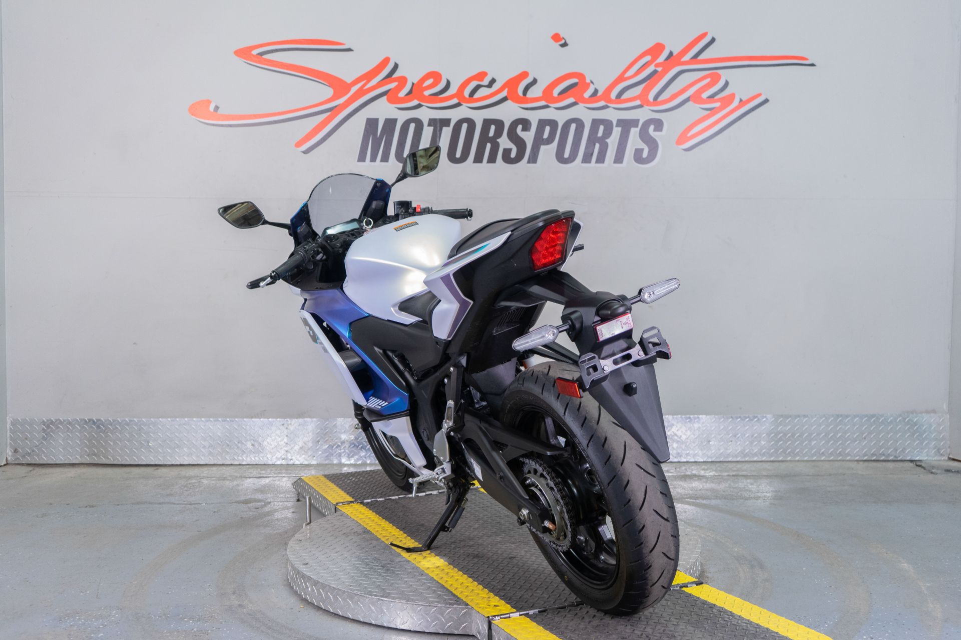 2025 Yamaha YZF-R3 in Sacramento, California - Photo 5