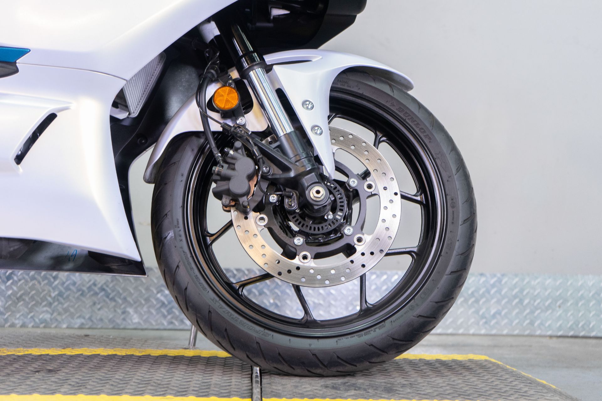 2025 Yamaha YZF-R3 in Sacramento, California - Photo 8