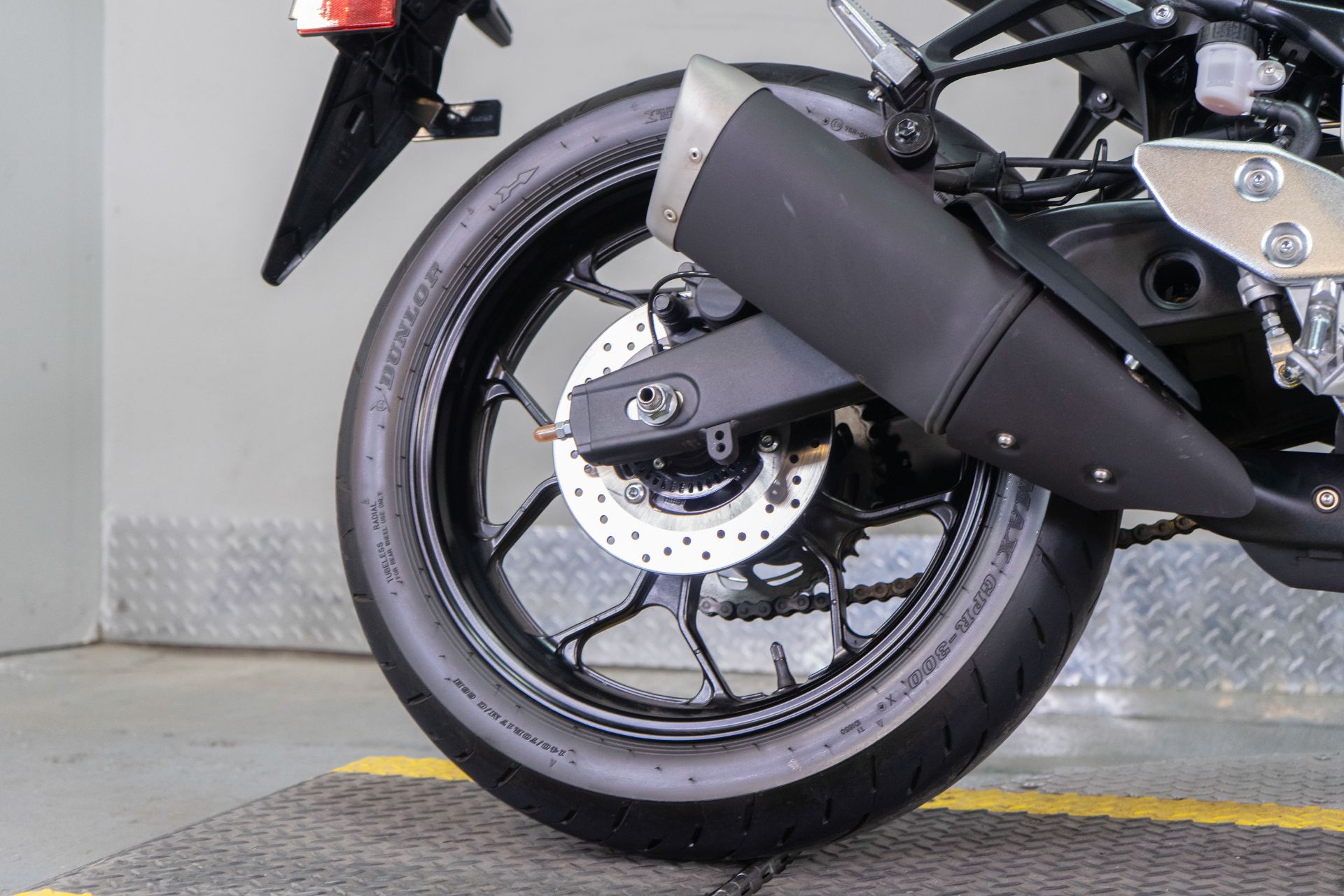 2025 Yamaha YZF-R3 in Sacramento, California - Photo 9