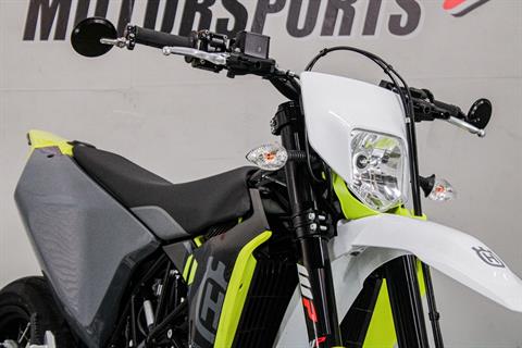 HUS757271 - 2023 - Husqvarna - 701 Supermoto Front Right Zoomed In - Photo 14