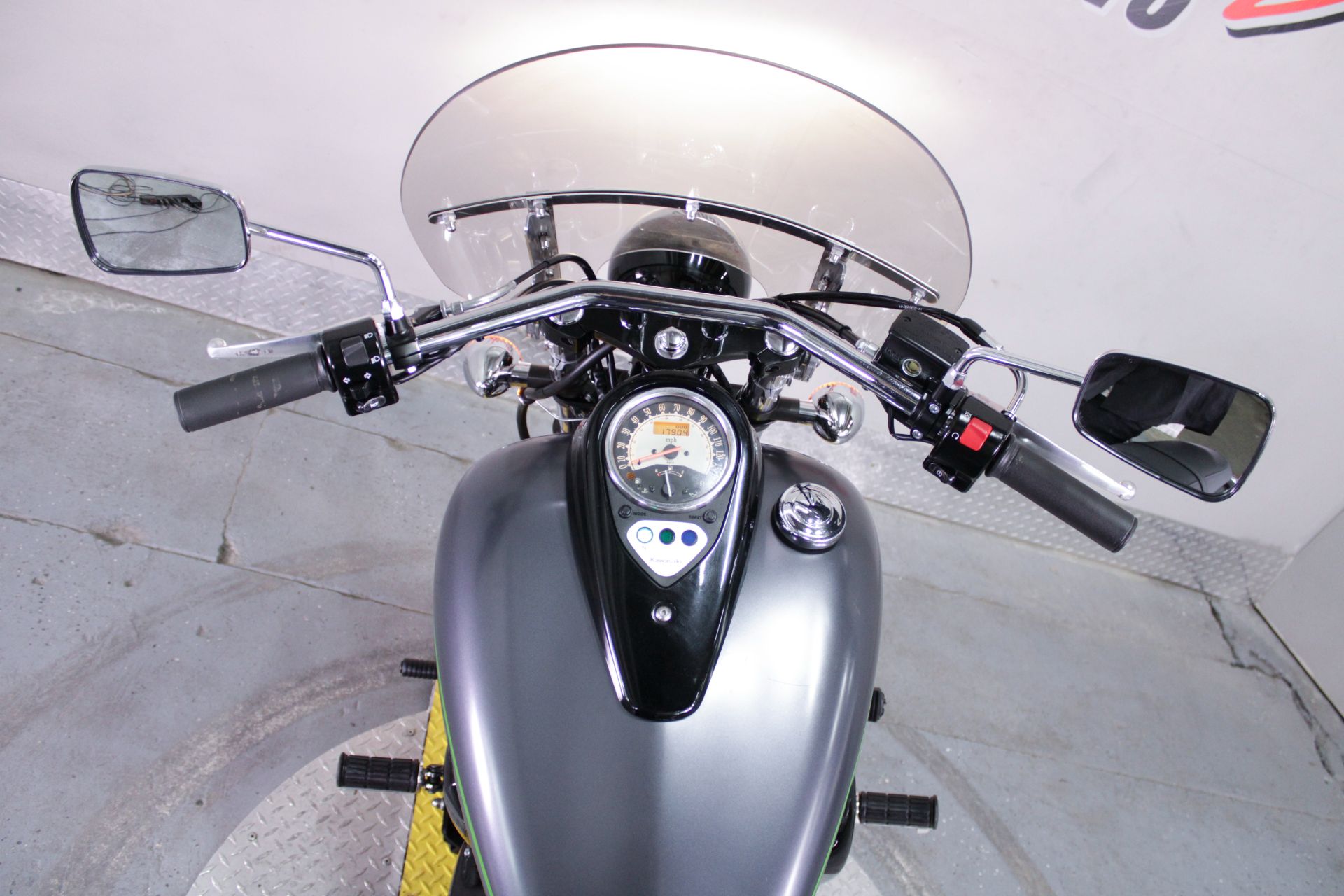 2013 Kawasaki Vulcan® 900 Custom in Sacramento, California - Photo 16