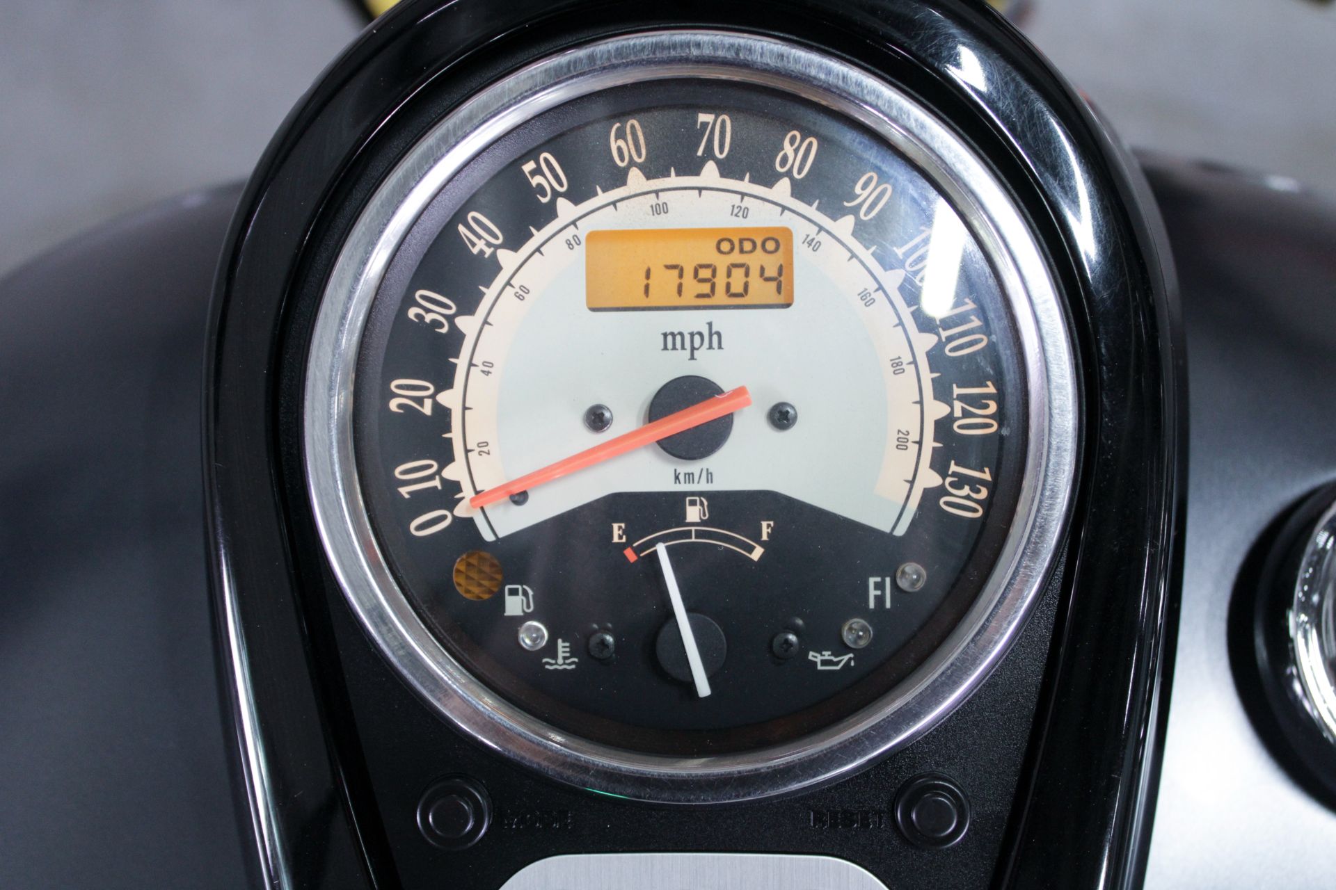 2013 Kawasaki Vulcan® 900 Custom in Sacramento, California - Photo 21