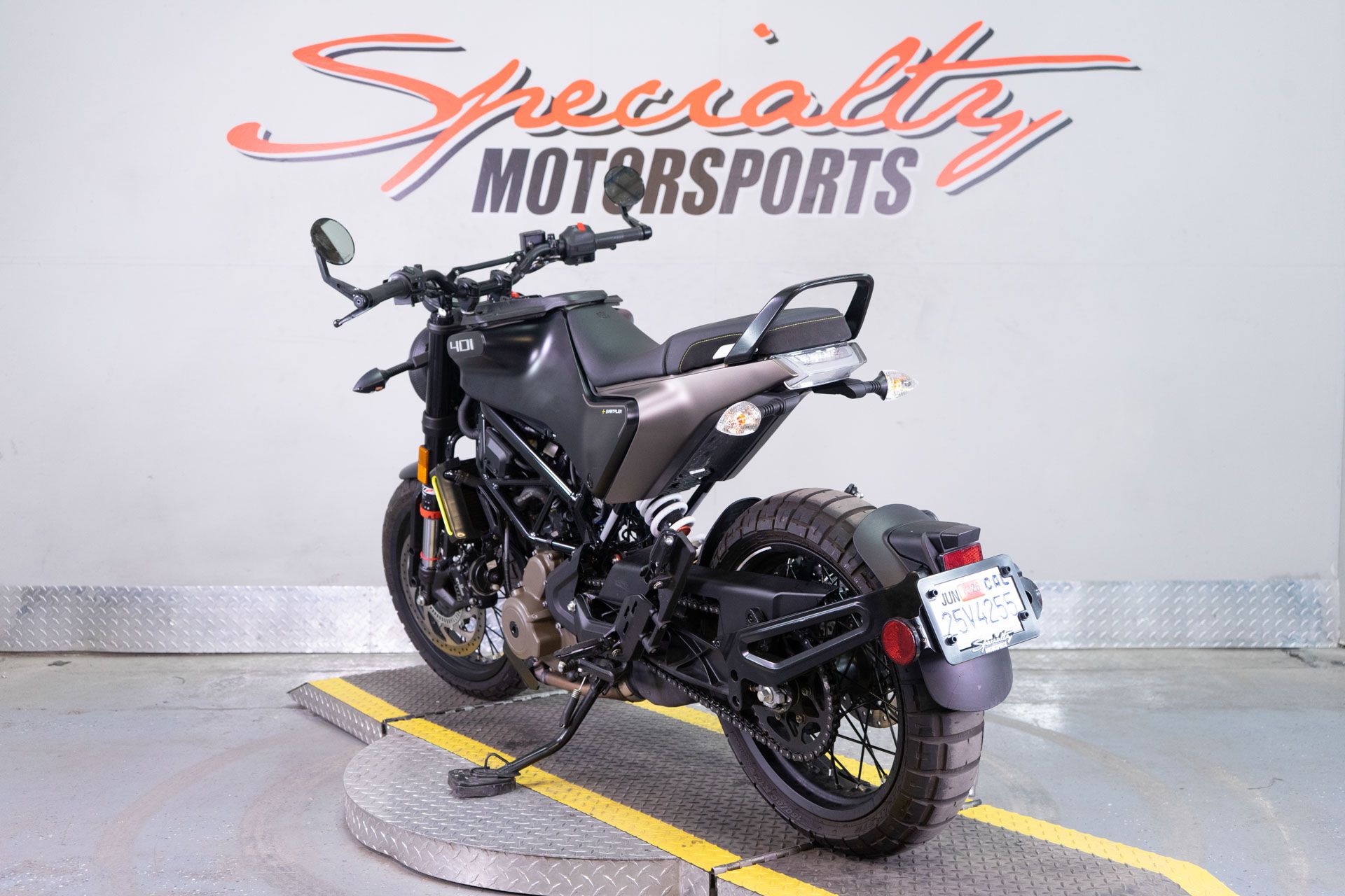 2022 Husqvarna Svartpilen 401 in Sacramento, California - Photo 5