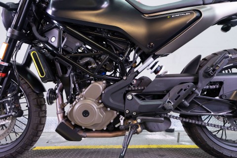 2022 Husqvarna Svartpilen 401 in Sacramento, California - Photo 12