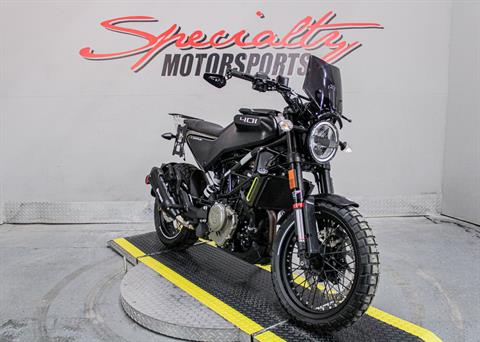 HUS211322 - 2022 - Husqvarna - Svartpilen 401 Front Right Side View - Photo 13