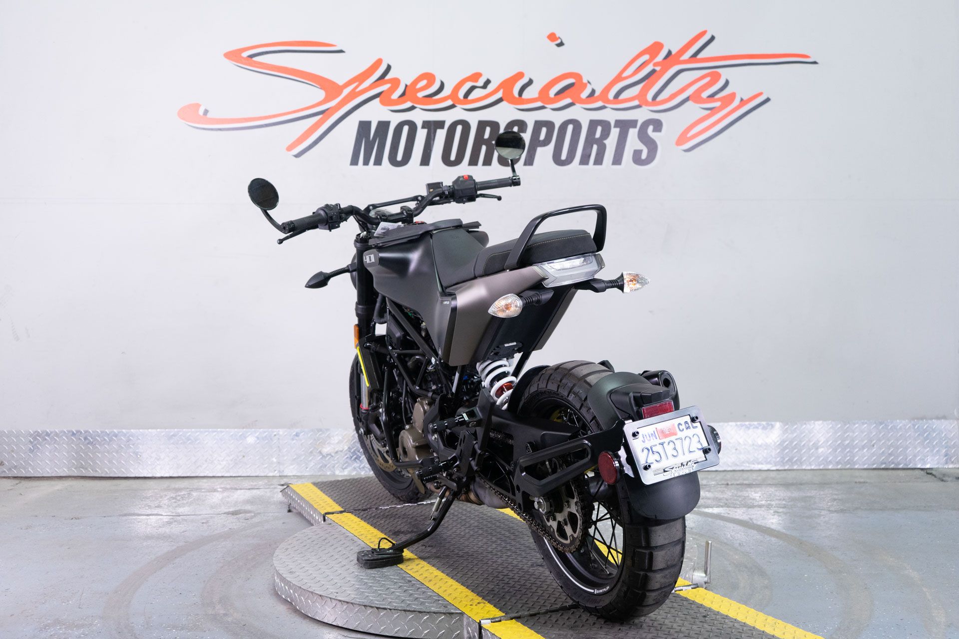 2022 Husqvarna Svartpilen 401 in Sacramento, California - Photo 5