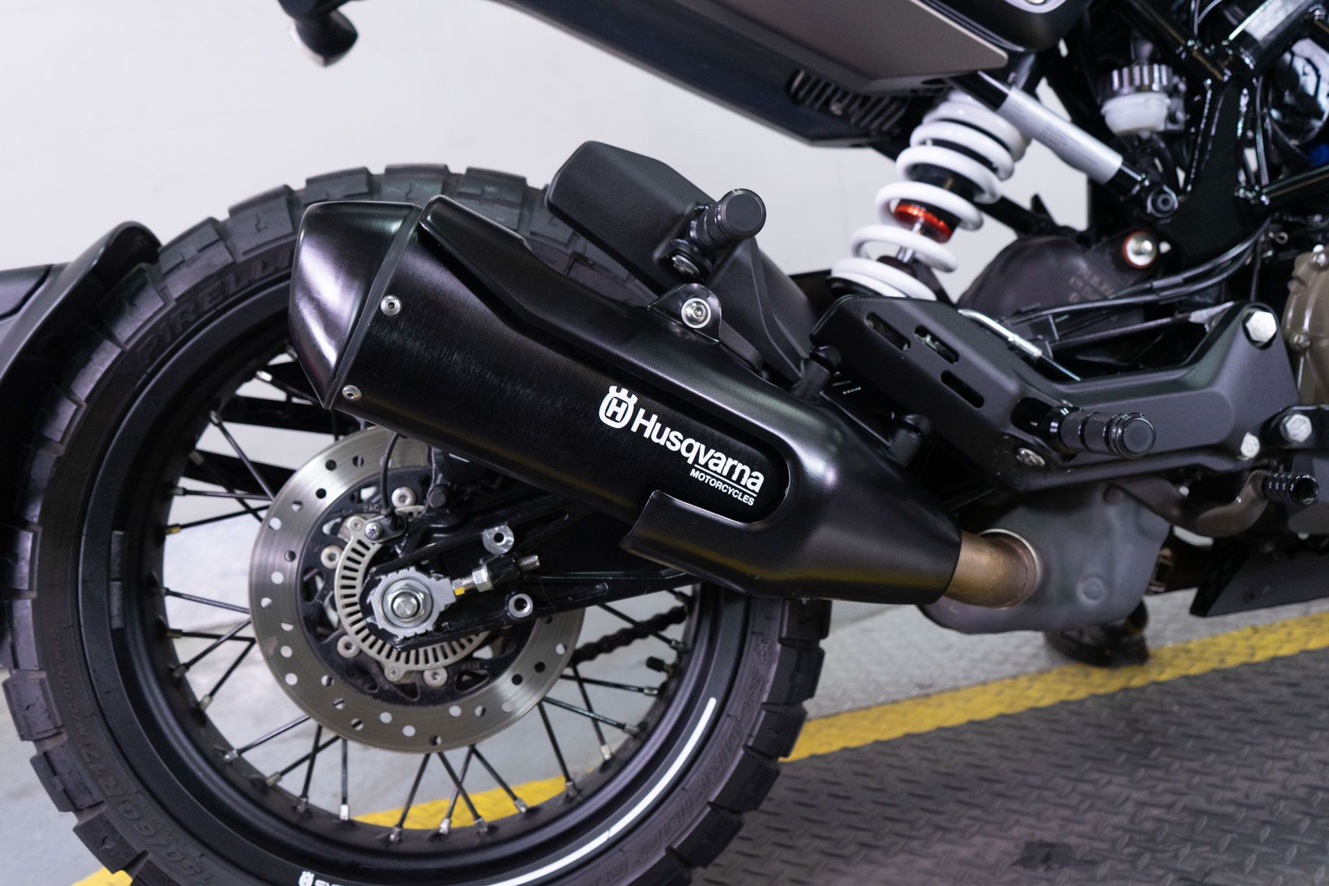 2022 Husqvarna Svartpilen 401 in Sacramento, California - Photo 9