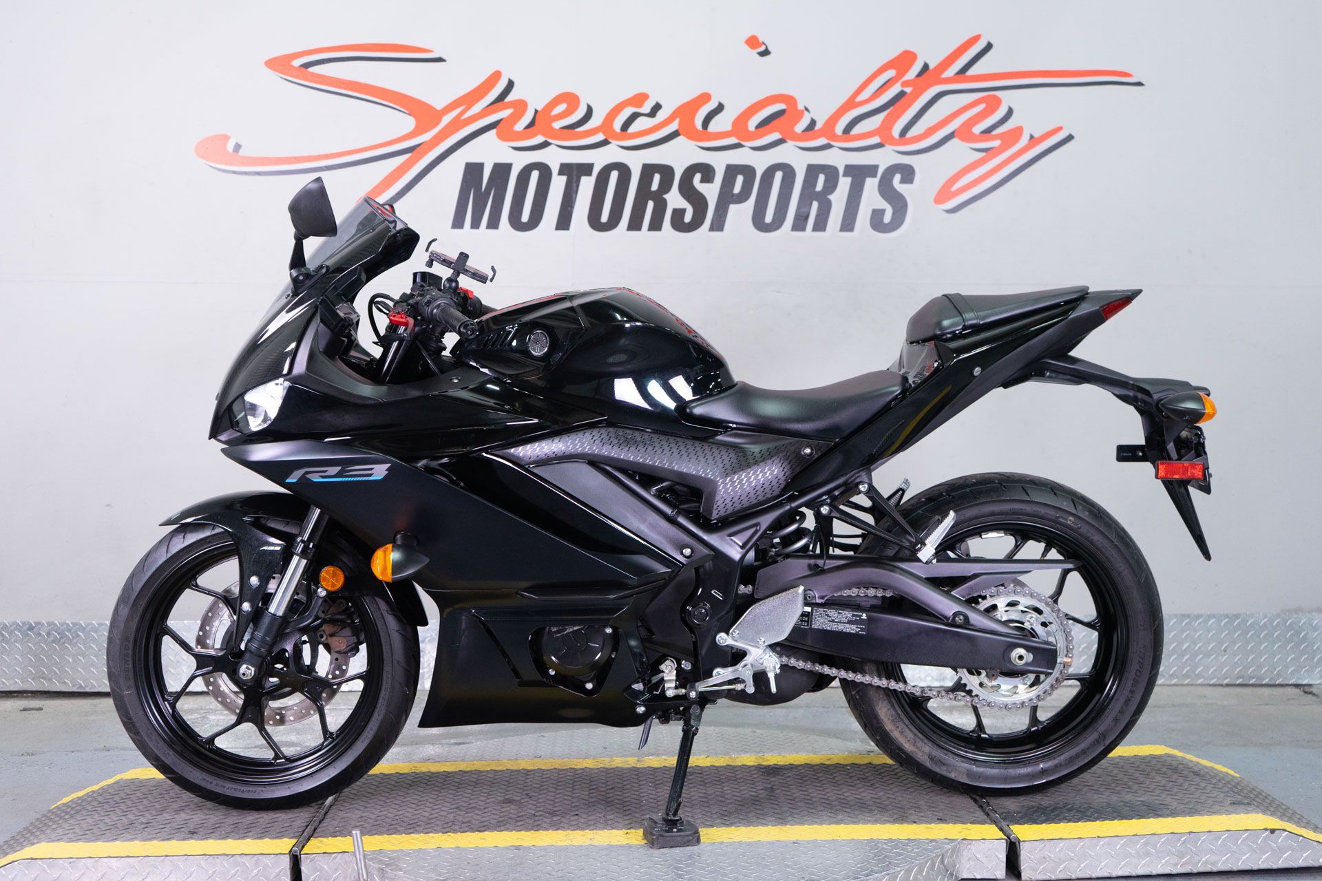 2023 Yamaha YZF-R3 ABS in Sacramento, California - Photo 4