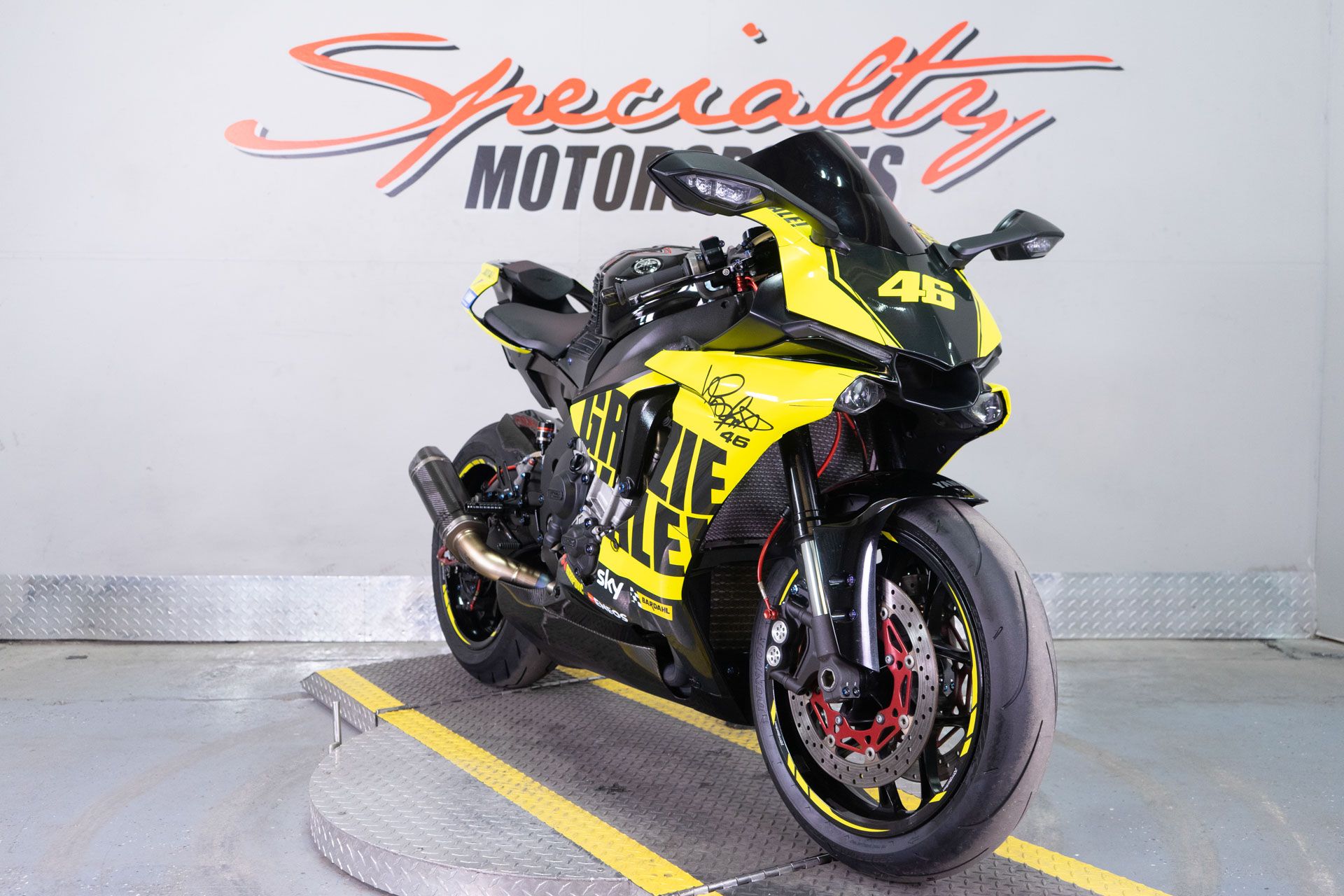 2015 Yamaha YZF-R1 in Sacramento, California - Photo 2