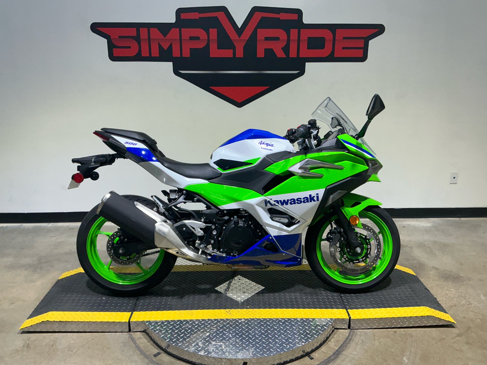 mag2023 2023 Kawasaki Ninja® ZX™-6R Metallic Matte Graphenesteel