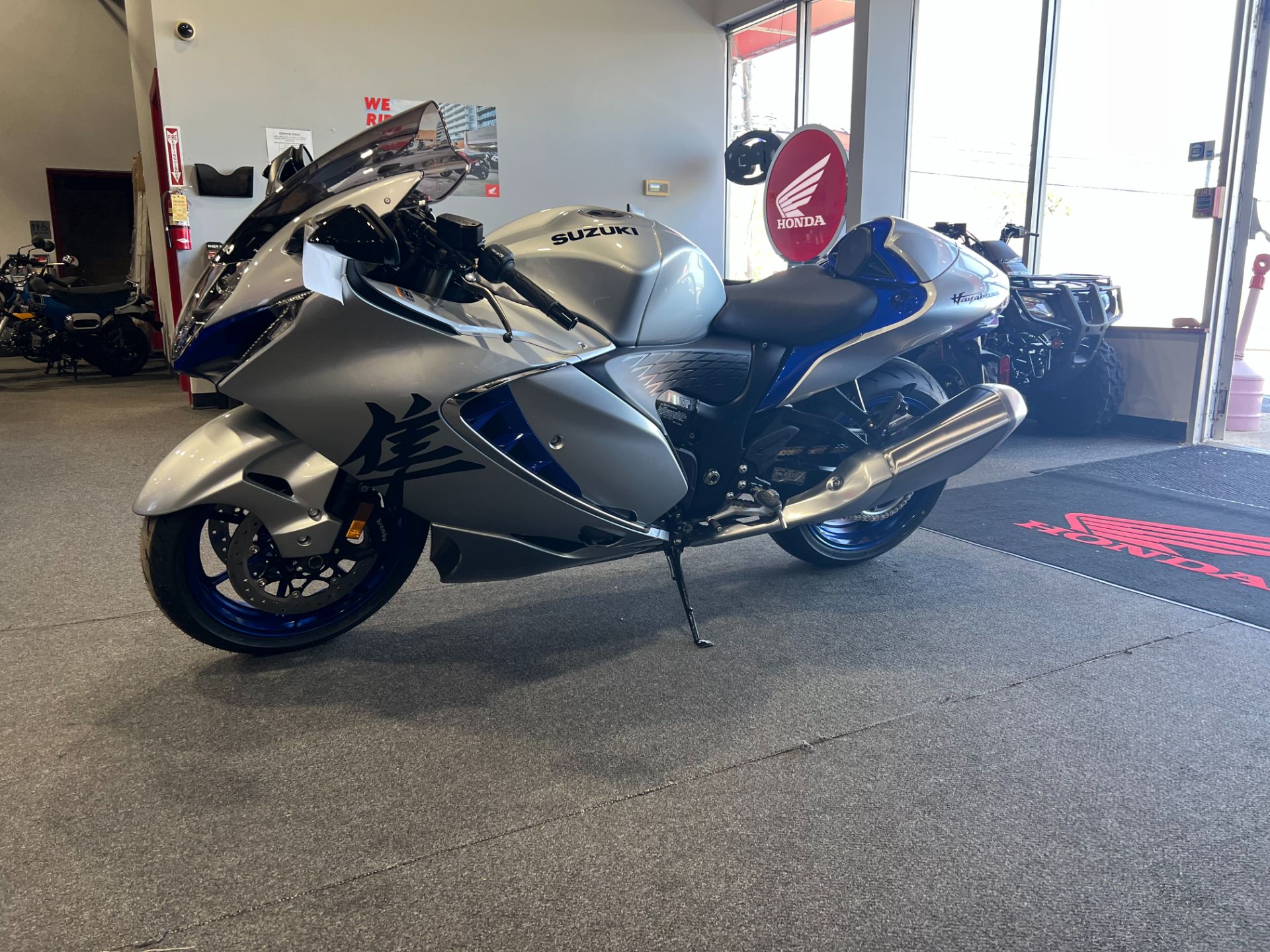 New 2025 Suzuki Hayabusa Metallic Mystic Silver / Pearl