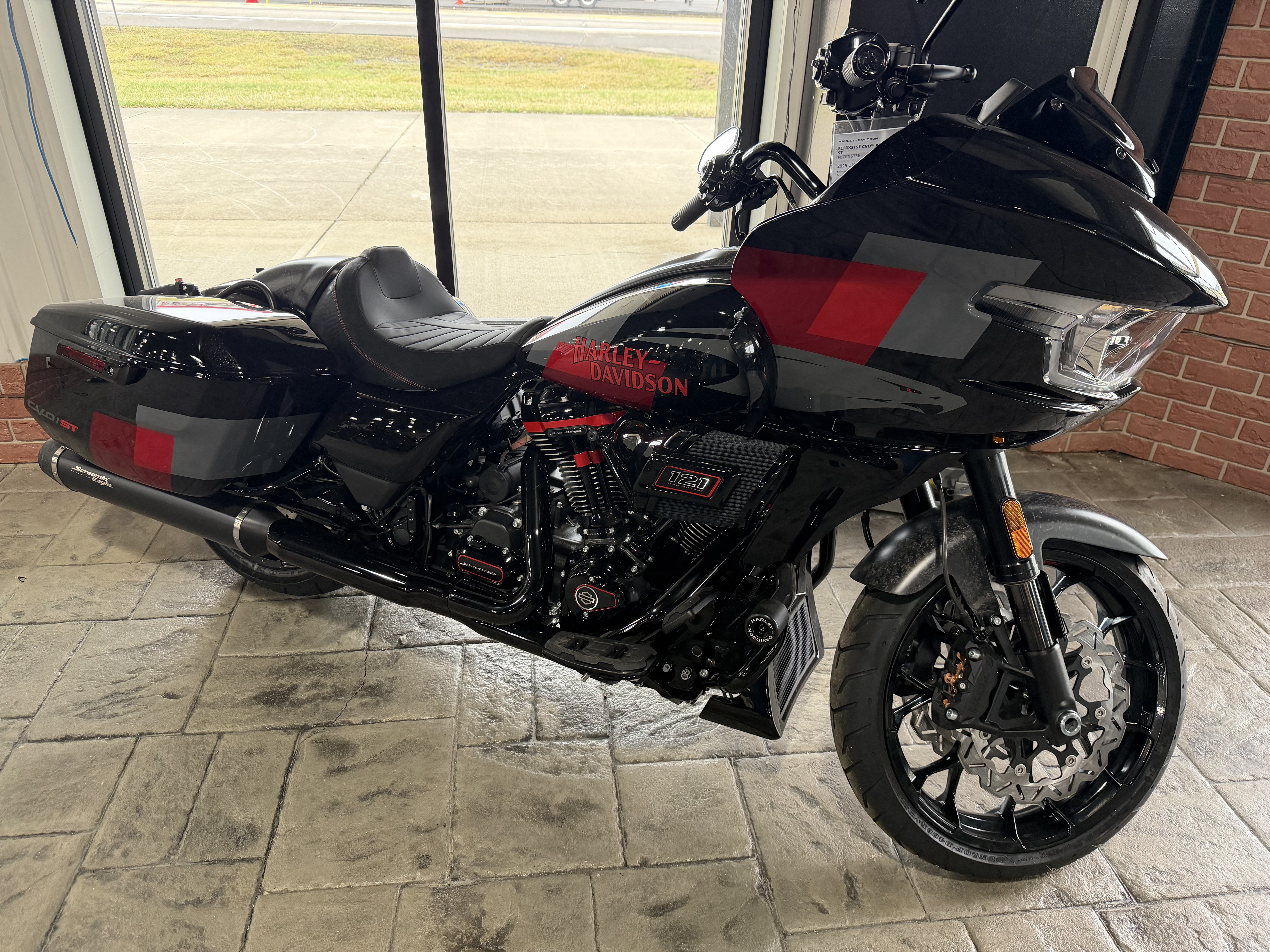 New 2025 Harley-Davidson CVO™ Road Glide® ST Hot Lap | Motorcycles