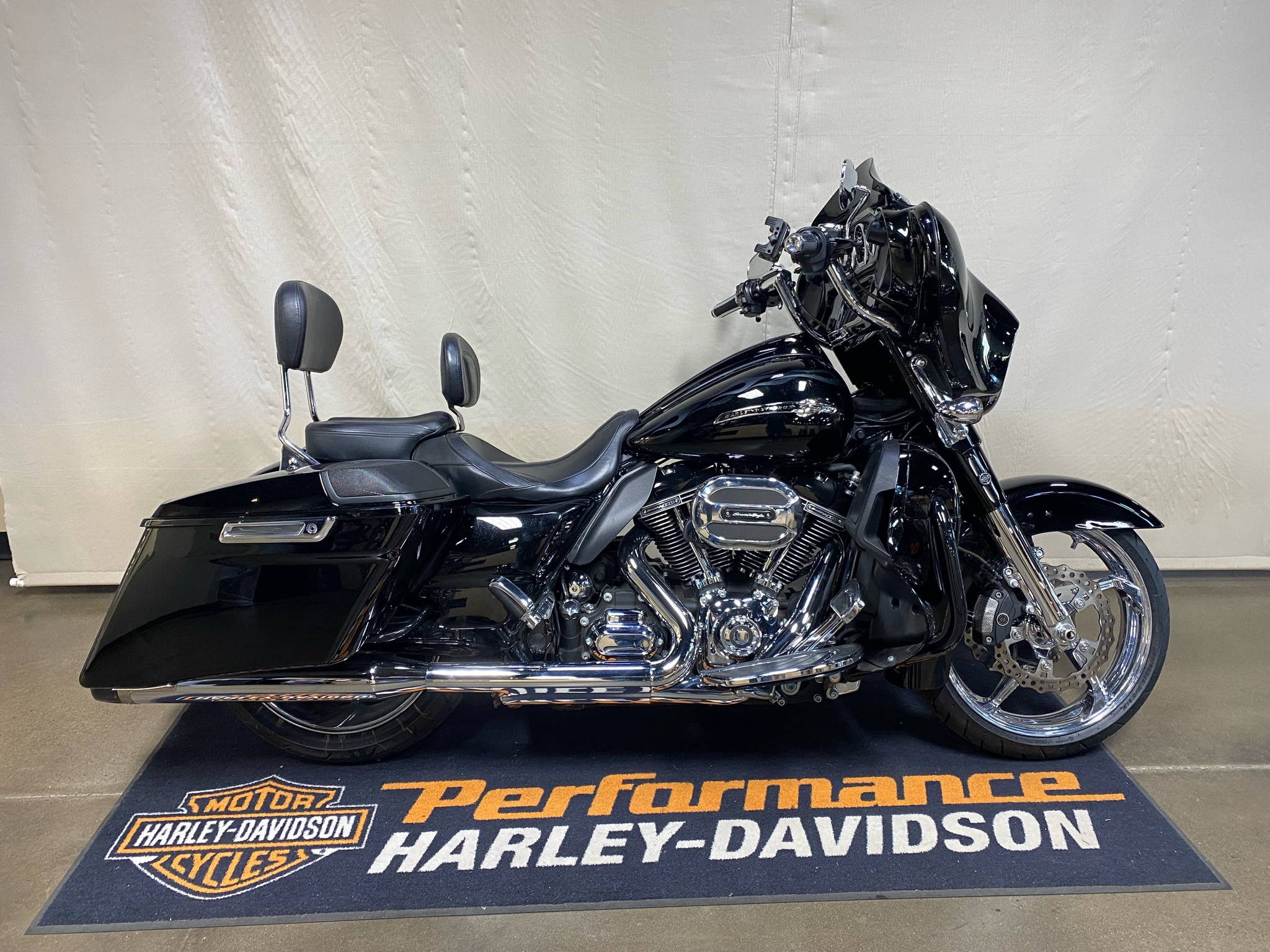 2015 CVO Street Glide®