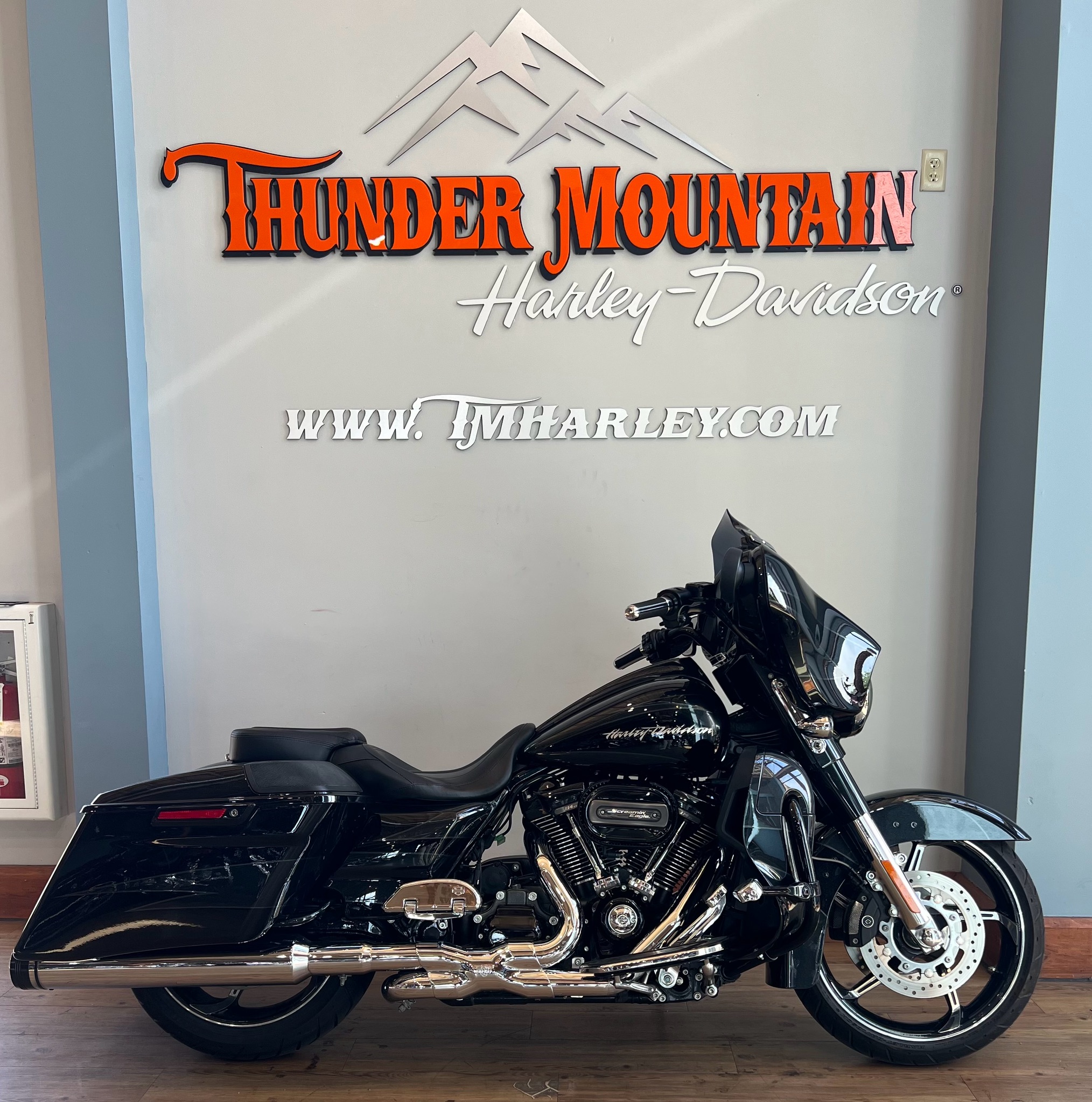 2017 Harley-Davidson CVO™ Street Glide® in Loveland, Colorado - Photo 1