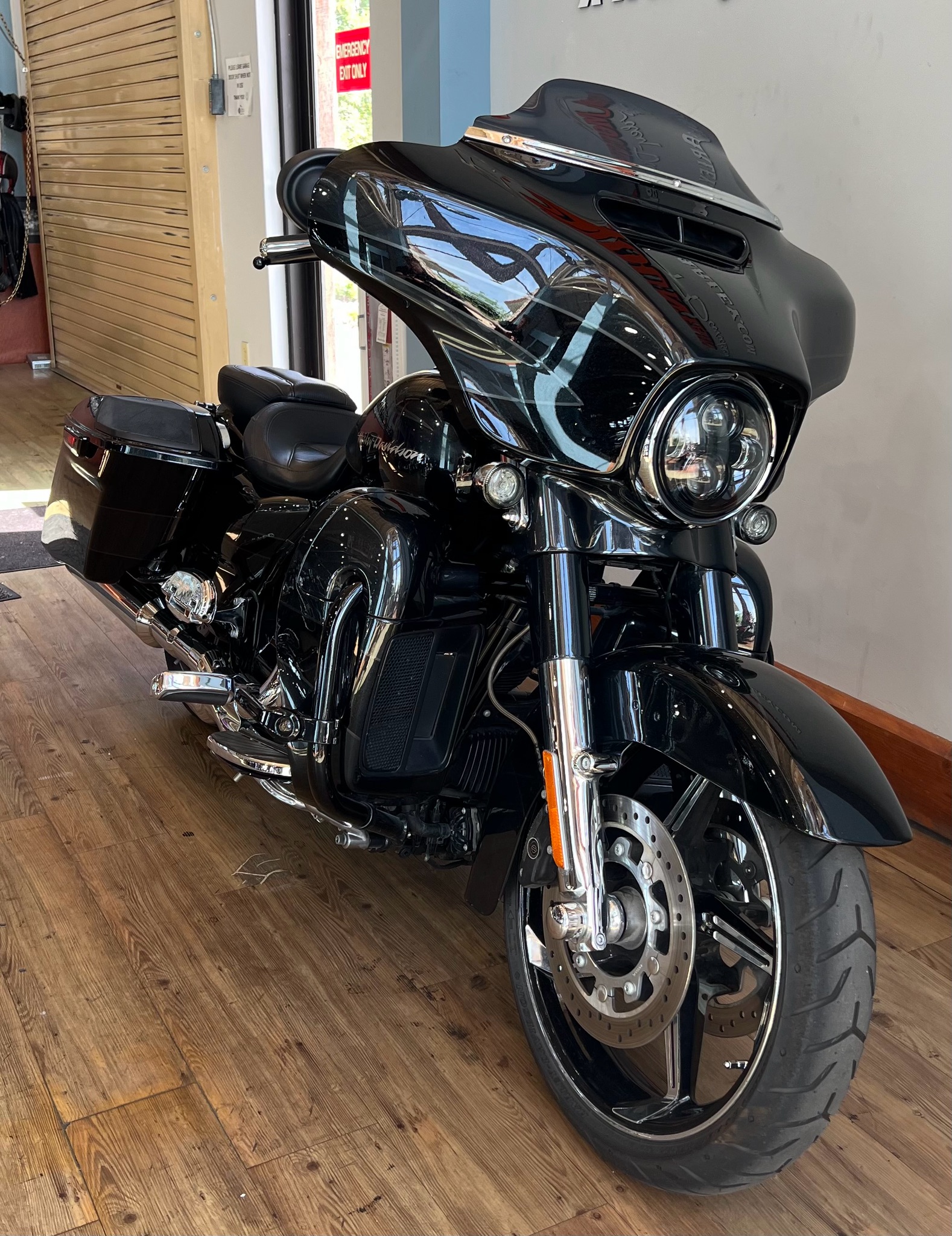 2017 Harley-Davidson CVO™ Street Glide® in Loveland, Colorado - Photo 2