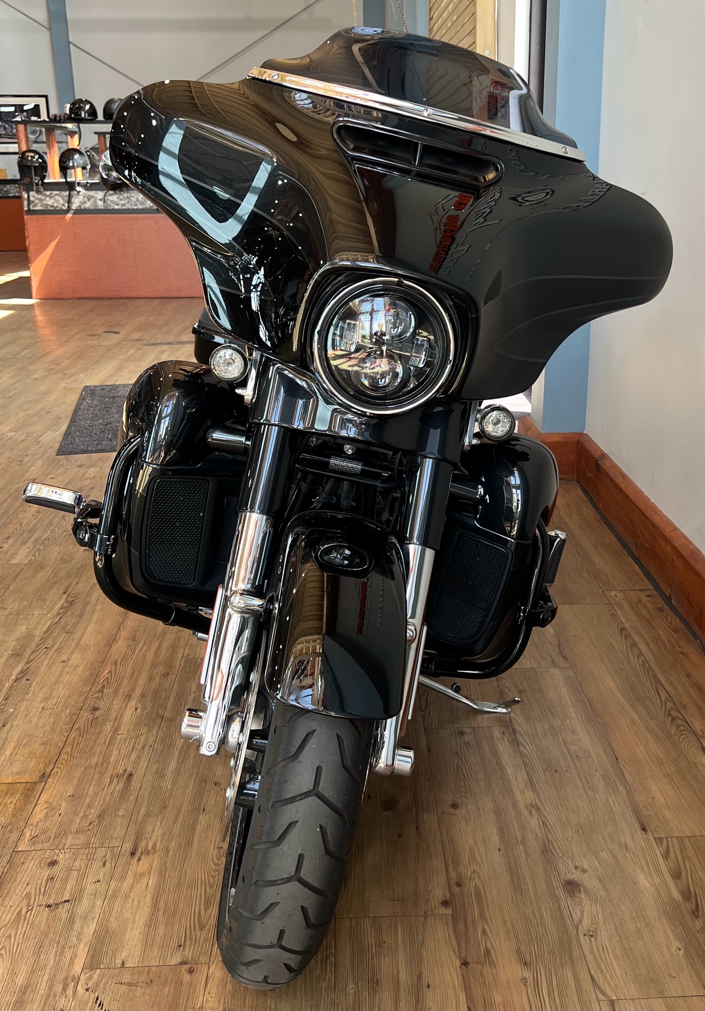 2017 Harley-Davidson CVO™ Street Glide® in Loveland, Colorado - Photo 3