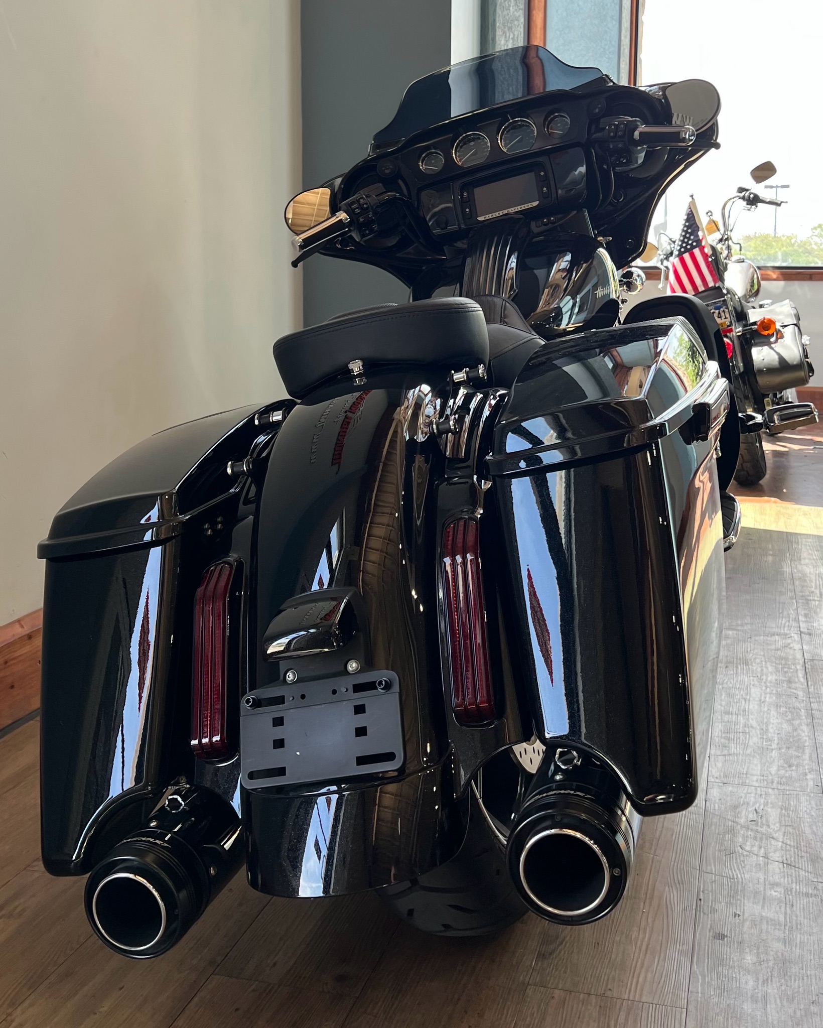 2017 Harley-Davidson CVO™ Street Glide® in Loveland, Colorado - Photo 5