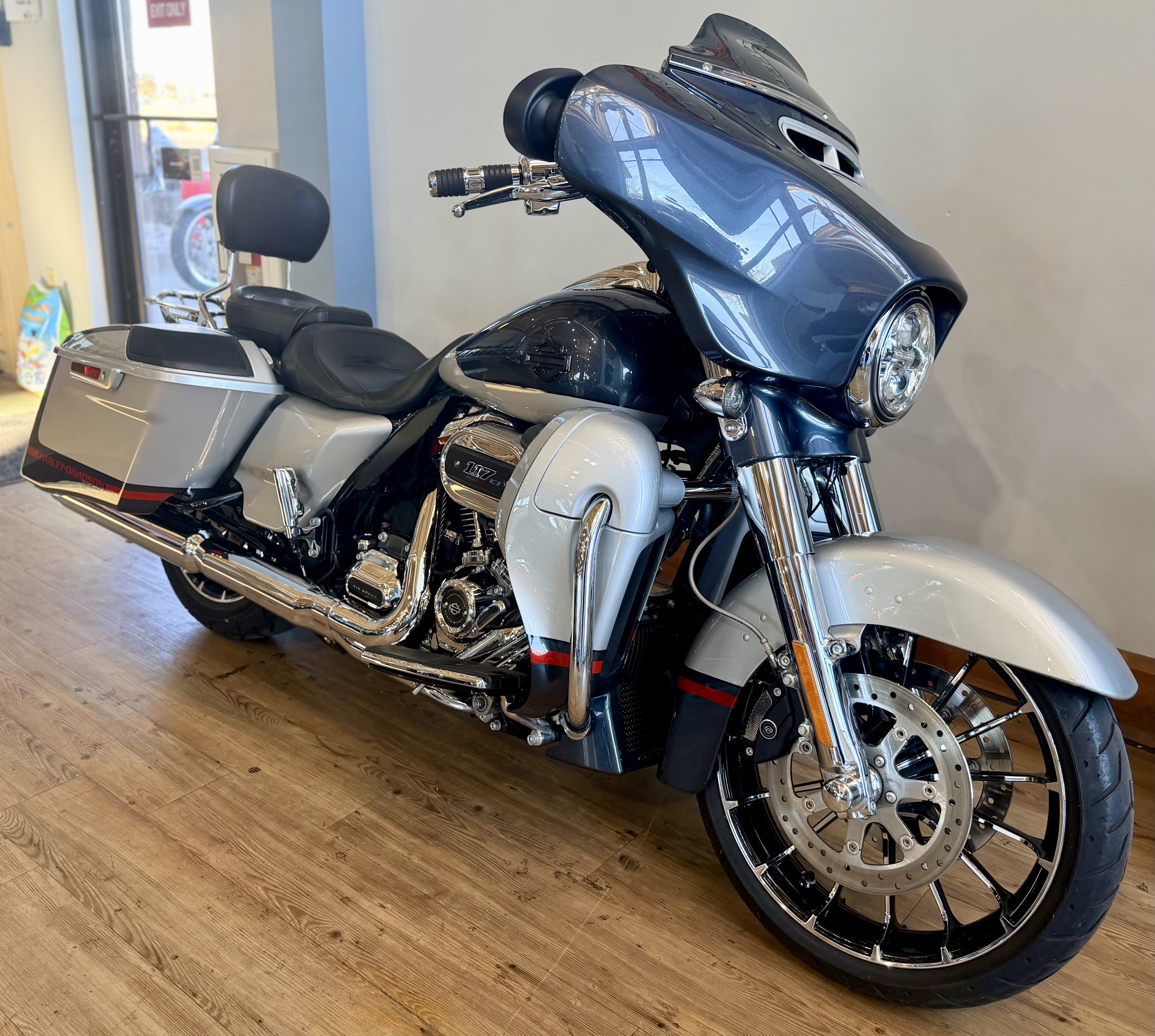 2019 Harley-Davidson CVO™ Street Glide® in Loveland, Colorado - Photo 2