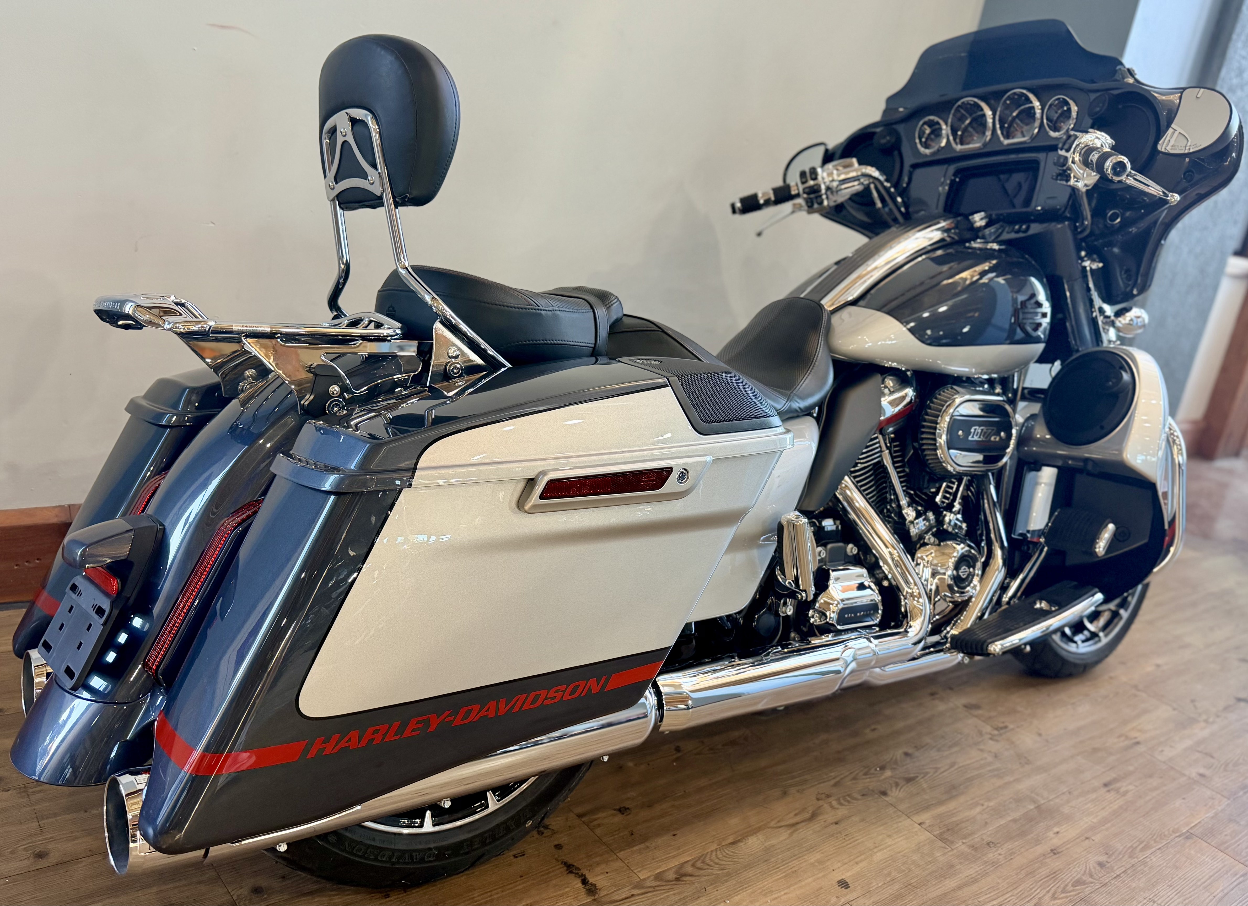 2019 Harley-Davidson CVO™ Street Glide® in Loveland, Colorado - Photo 3