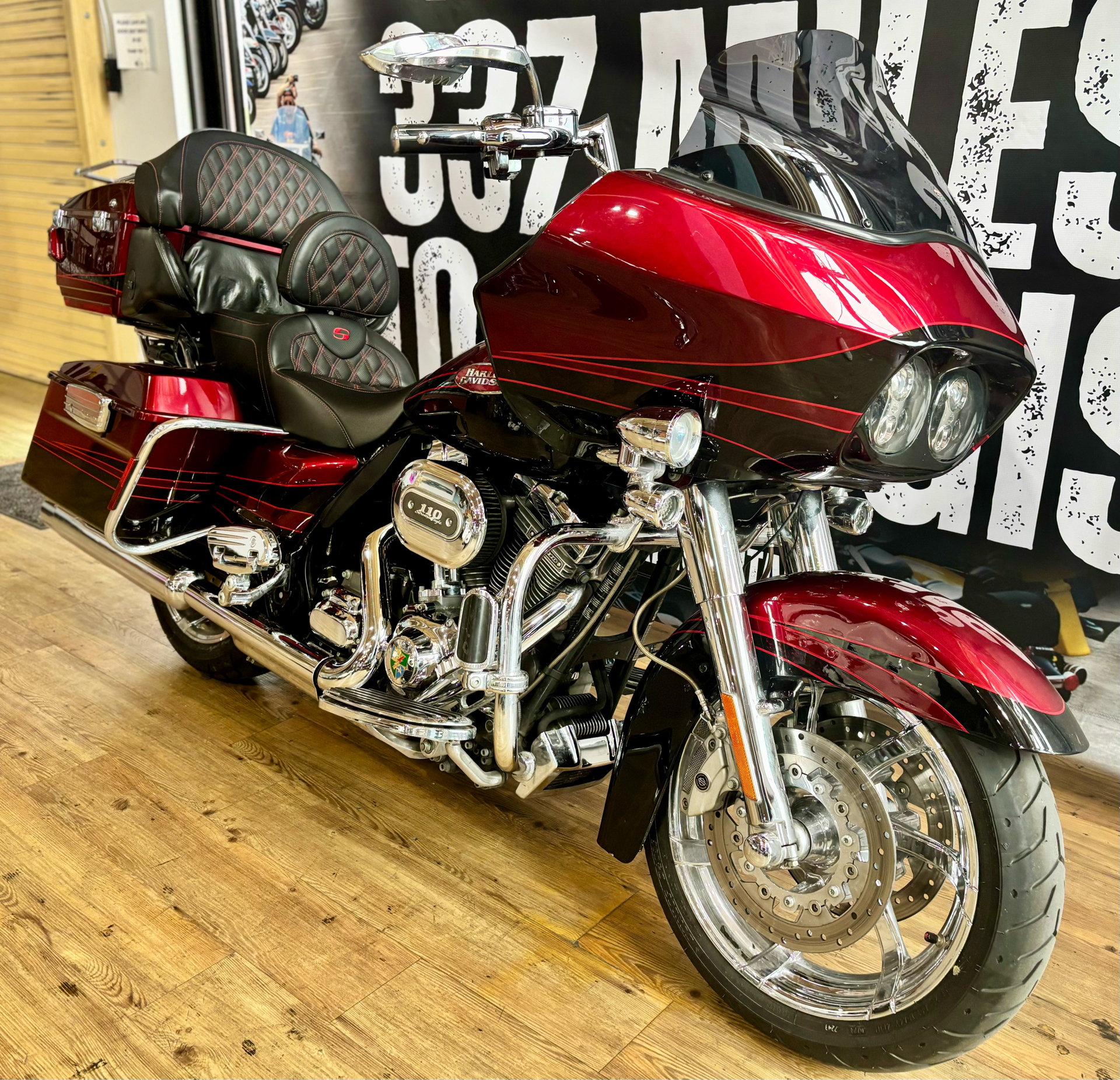 2011 Harley-Davidson CVO™ Road Glide® Ultra in Loveland, Colorado - Photo 2