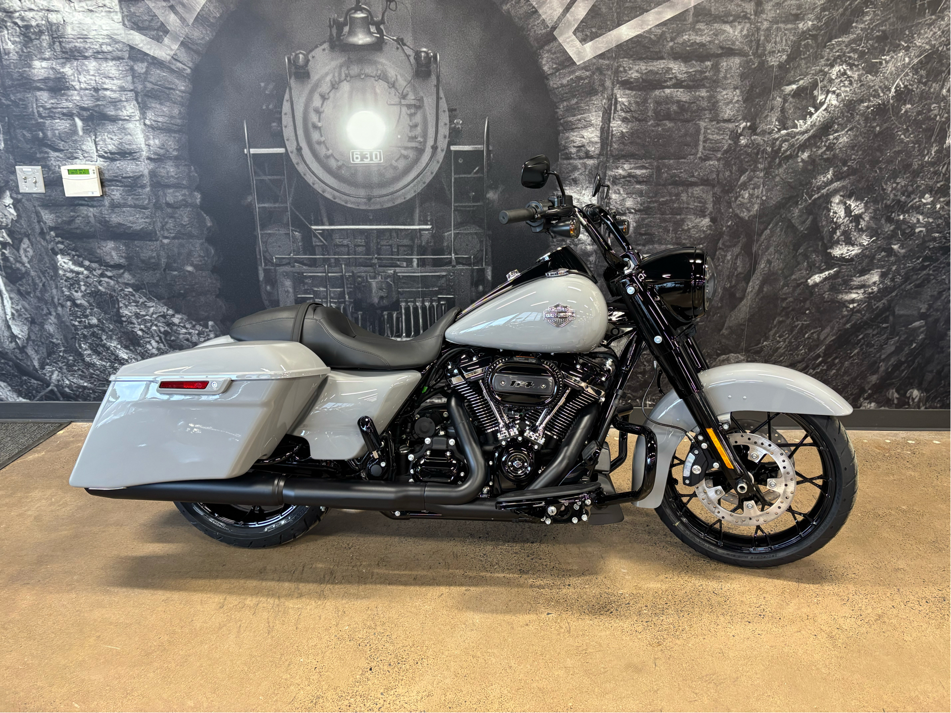 よっさん(北園)HARLEY-DAVIDSON/ 馬革　レザ 40260 New 2025 Harley-Davidson Road King® Special Whiskey Fire