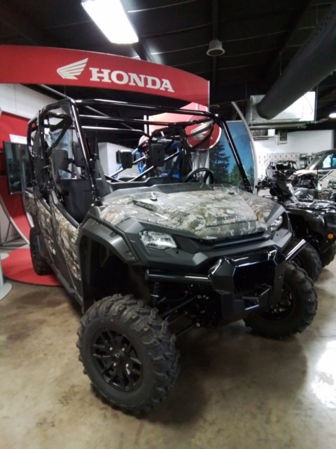 2025 Honda Pioneer 1000-6 Deluxe Crew in Greenville, Texas - Photo 2