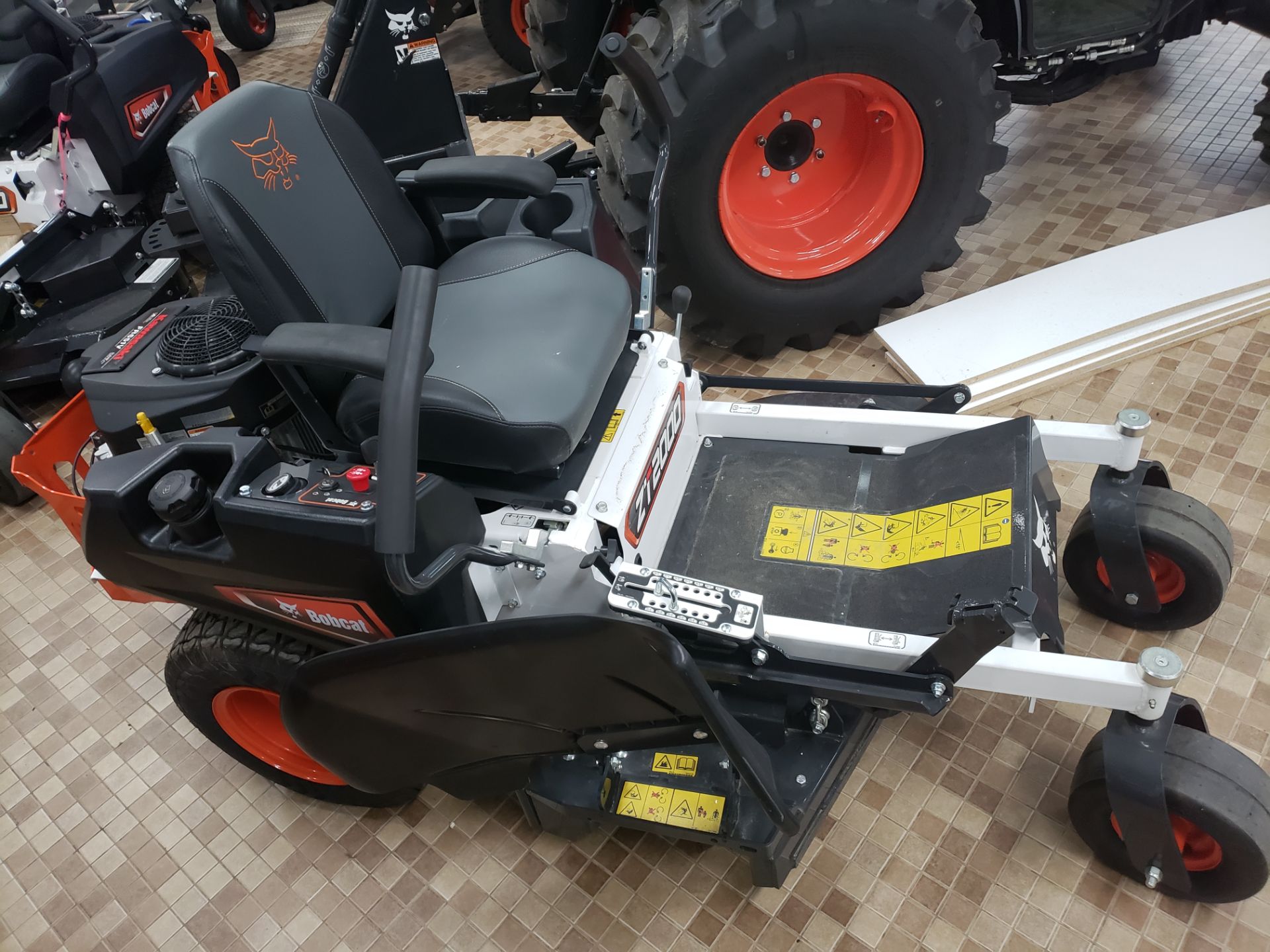 New 2025 Bobcat ZT2000 42 in. Kawasaki FR651V 21.5 hp, Johnson
