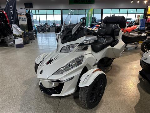 2016 Can-Am Spyder RT-S SE6 in Roscoe, Illinois