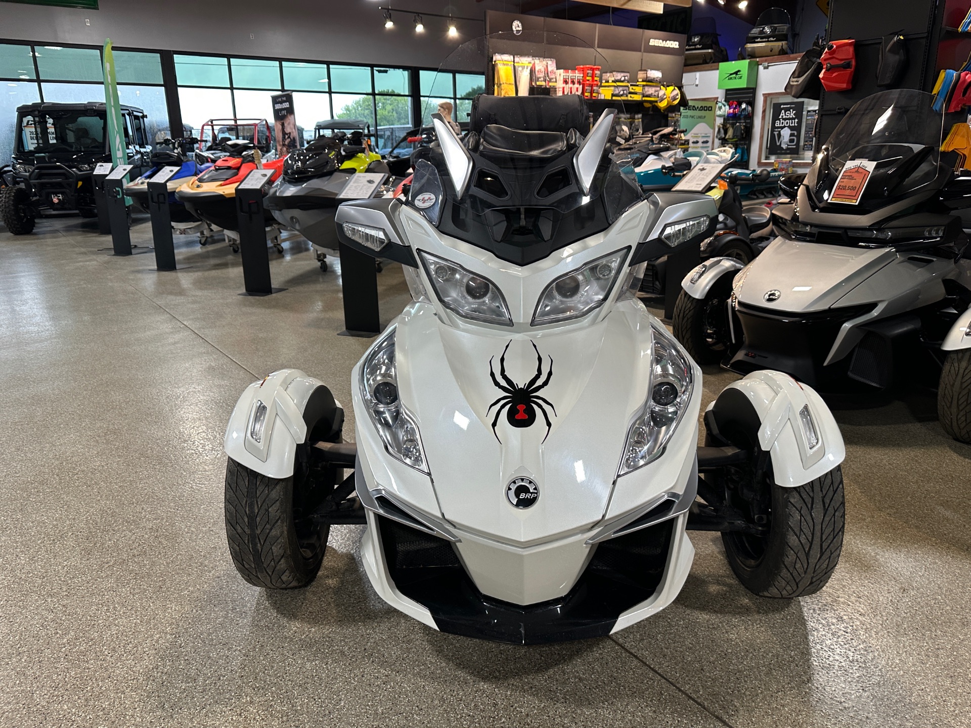 2016 Can-Am Spyder RT-S SE6 in Roscoe, Illinois - Photo 2