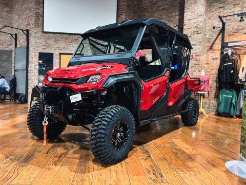 2025 Honda Pioneer 1000-6 Deluxe Crew — photo 1 of 25