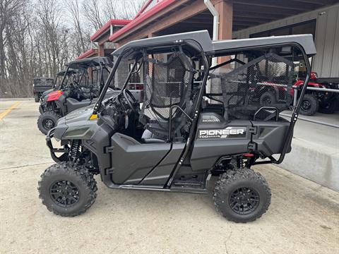 お盆期間中特別セール‼8/12～17まで【バイオジオマット70L 大容量】 New 2026 Honda Pioneer 700-4 Deluxe Black Forest Green | Utility