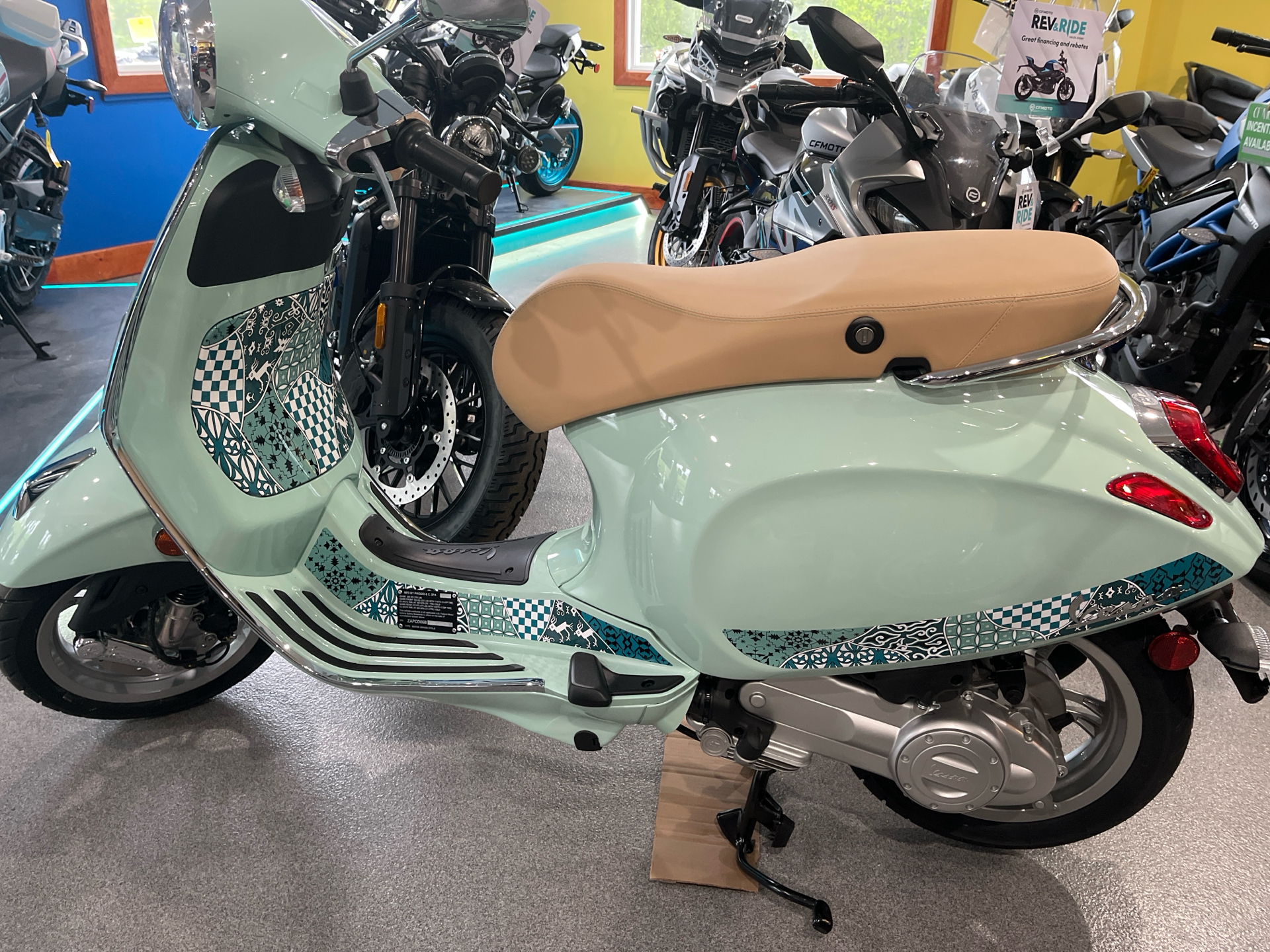 New 2025 Vespa Primavera 50 Batik Verde Batik | Scooters in