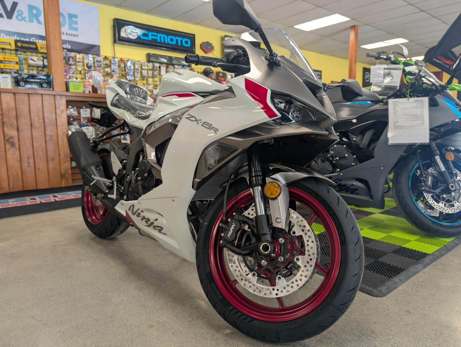 New 2025 Kawasaki Ninja ZX-6R Pearl Robotic White / Metallic