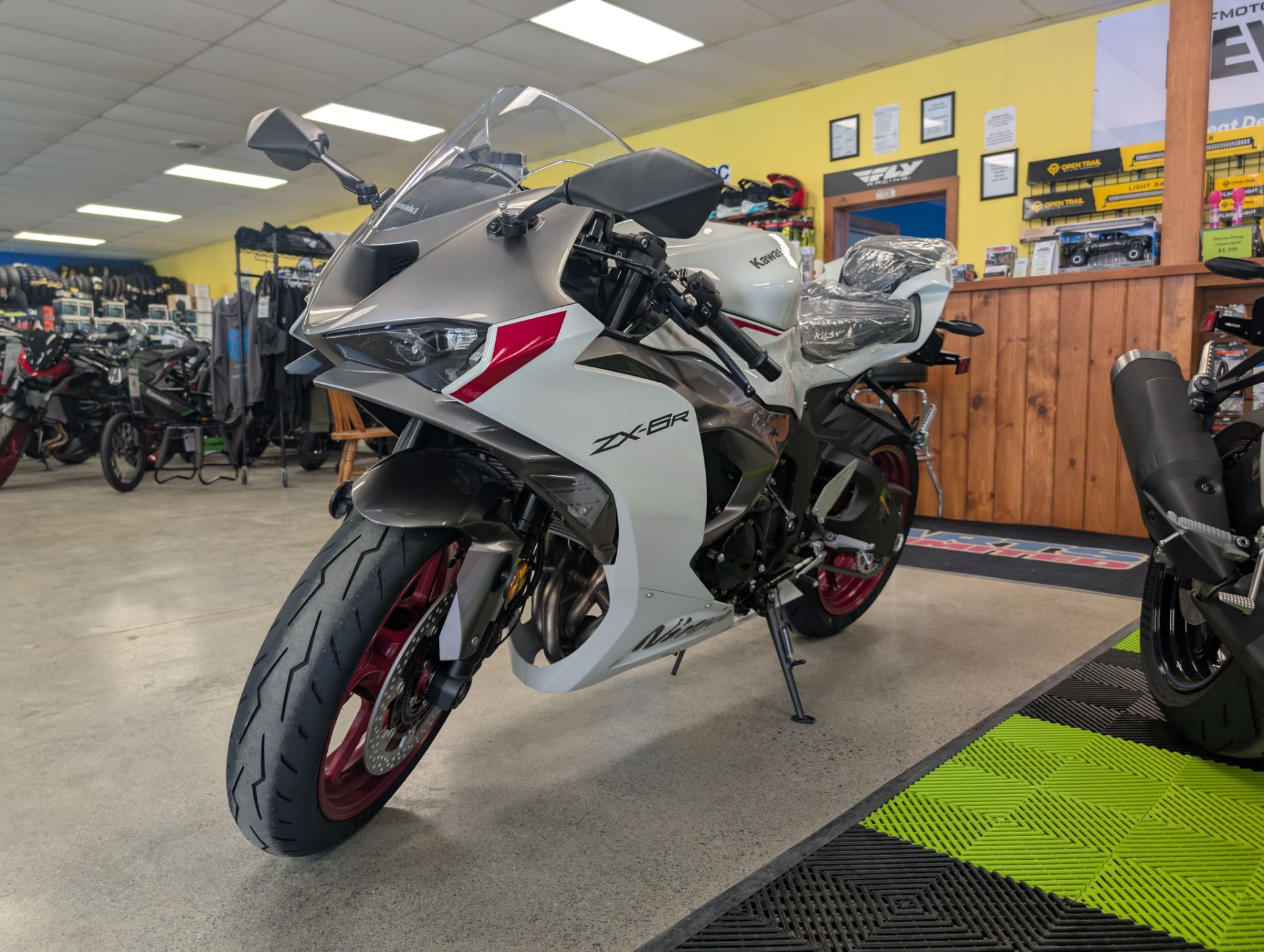 New 2025 Kawasaki Ninja ZX-6R Pearl Robotic White / Metallic