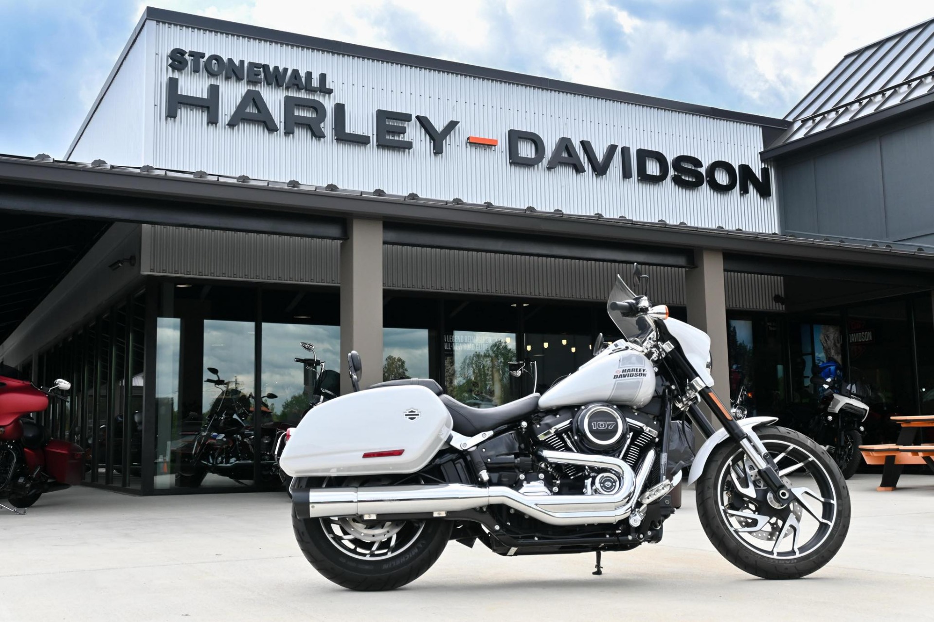 NEIGHBORHOOD USA製 champion ハーレーダビット New 2025 Harley-Davidson Street Bob® Vivid Black with Laced