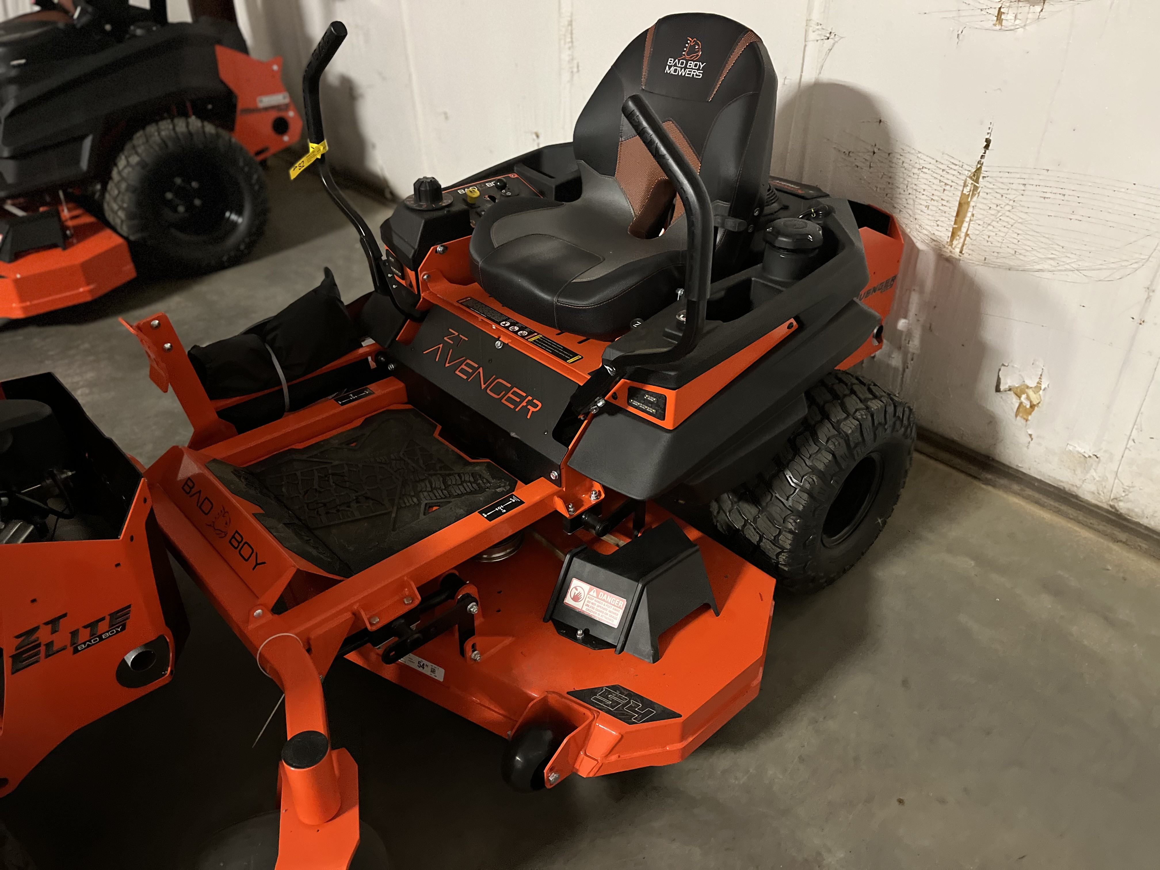 【引き取り限定愛知県東海市】バーベルセット計105kg（希望者にはEZバー付） 2026 Bad Boy Mowers ZT Avenger 54 in. Kawasaki FR691 23 hp | New