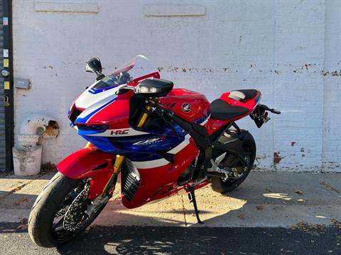 2025 Honda CBR1000RR-R Fireblade SP in Long Island City, New York - Photo 5