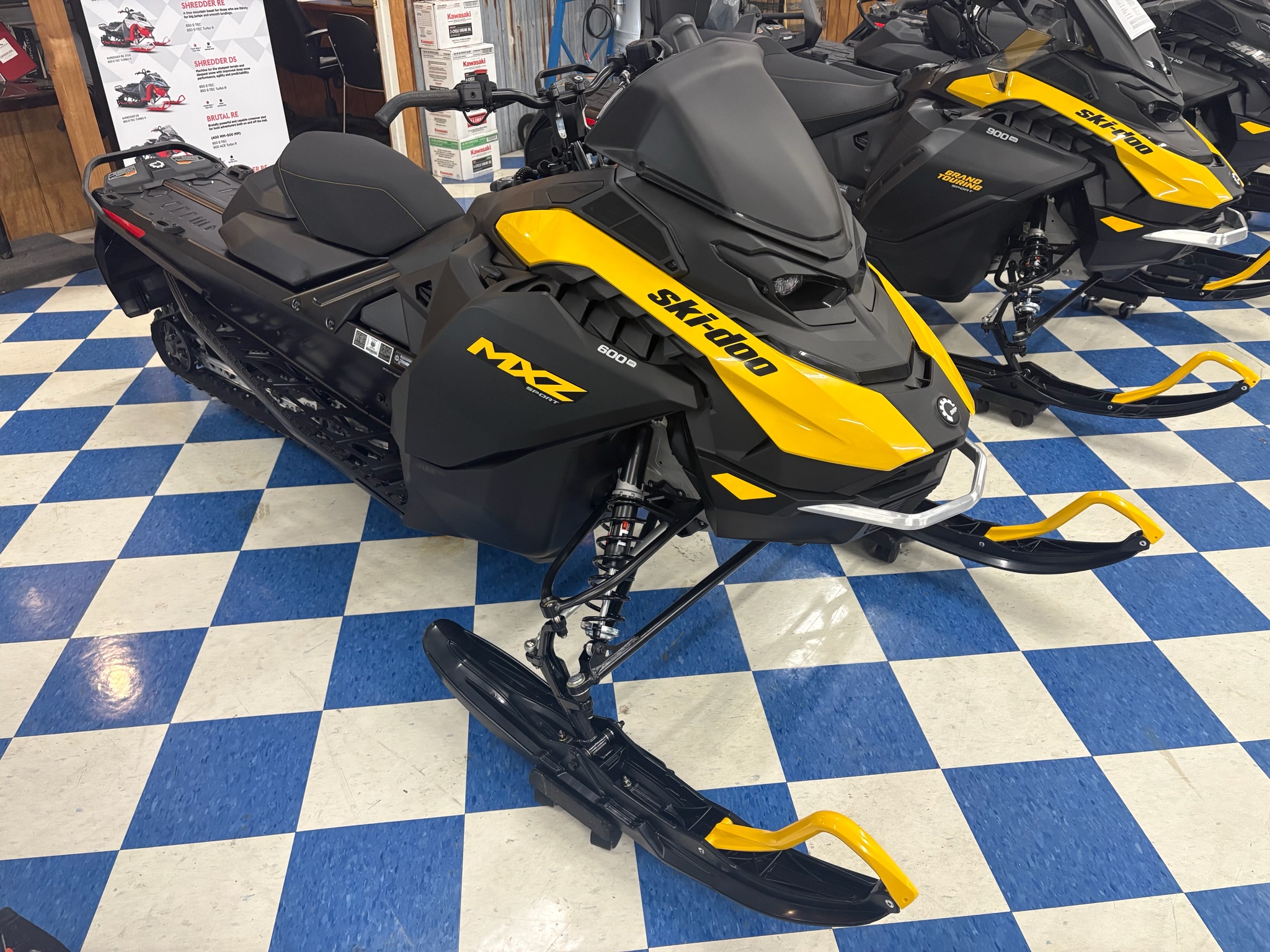 New 2027 Ski-Doo MXZ Sport 137 600 EFI ES RipSaw 1.25 Neo Yellow