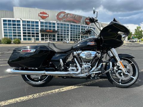 Harley-Davidson バイクシート ブラック　25301 25302 New 2025 Harley-Davidson Street Glide® Vivid Black (Chrome