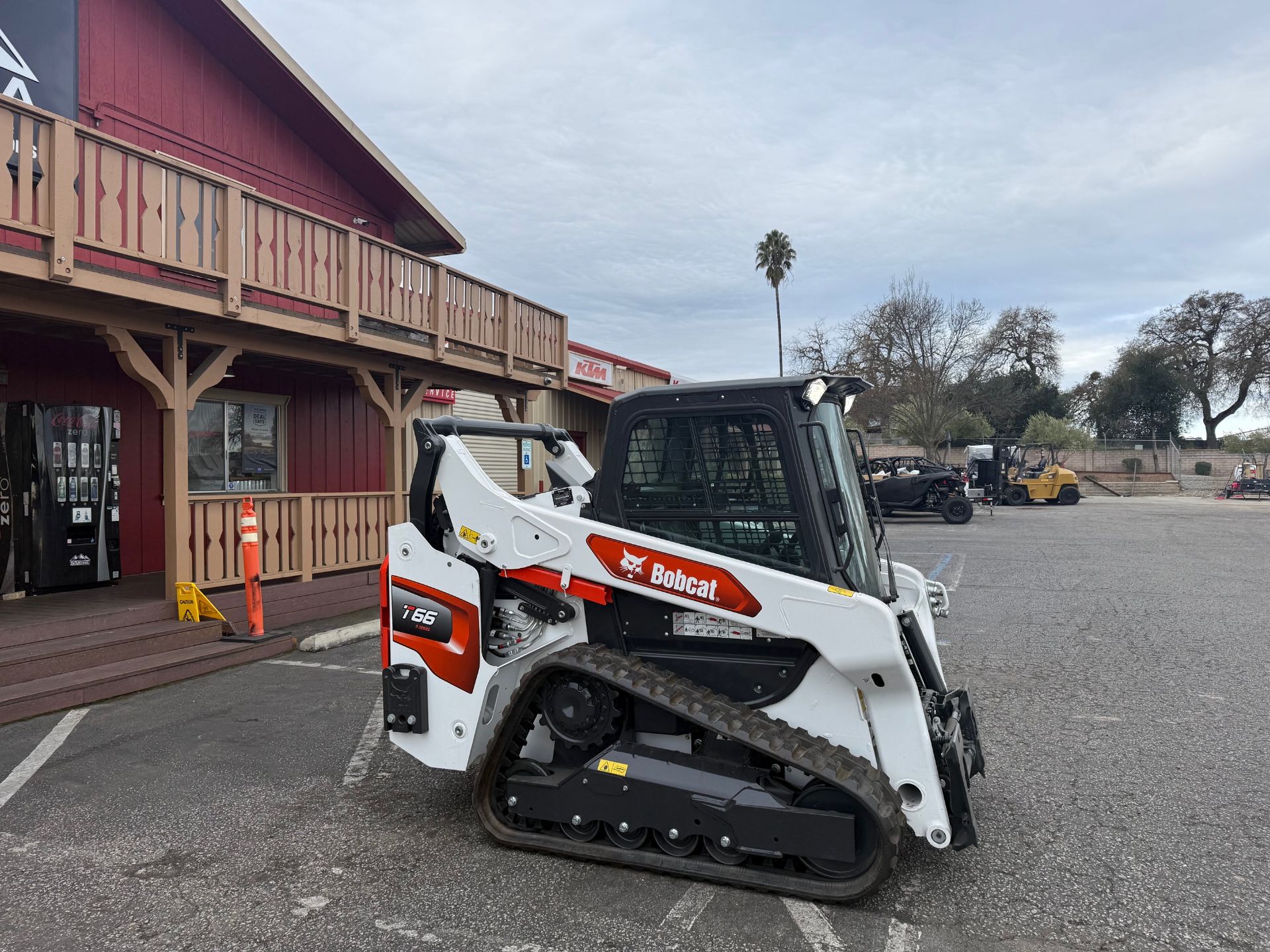 2025 Bobcat T66 COMPACT TRACK LOADER in Paso Robles, California - Photo 2